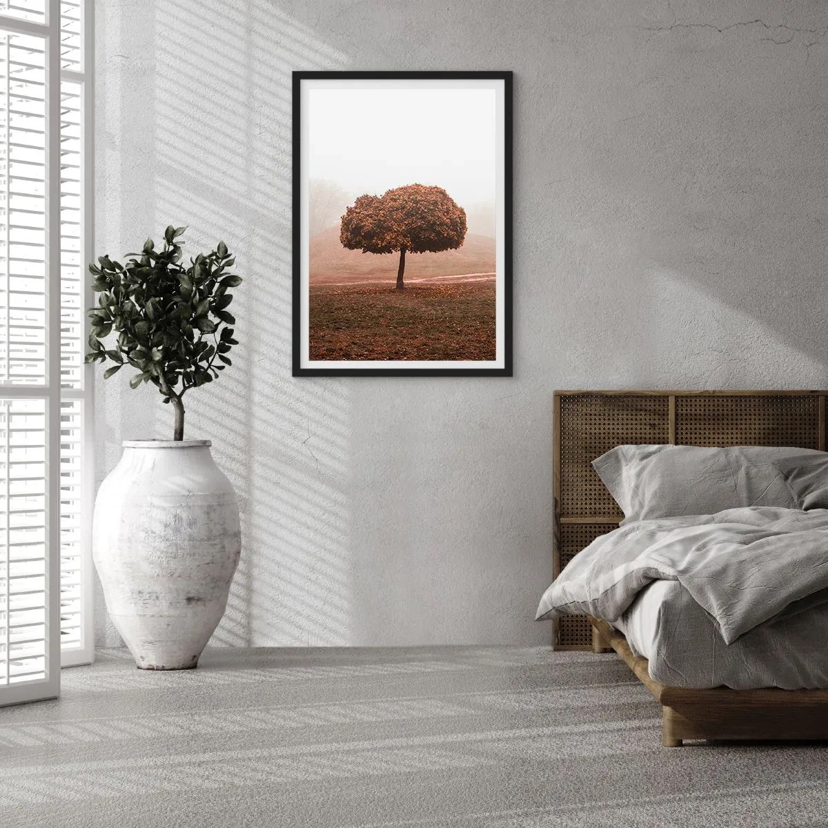 Poster in cornice nera - Un albero solitario nella nebbia autunnale - 50x70cm - Dopo un'estate laboriosa - Decorazione murale moderna per soggiorno e camera da letto ARTTOR