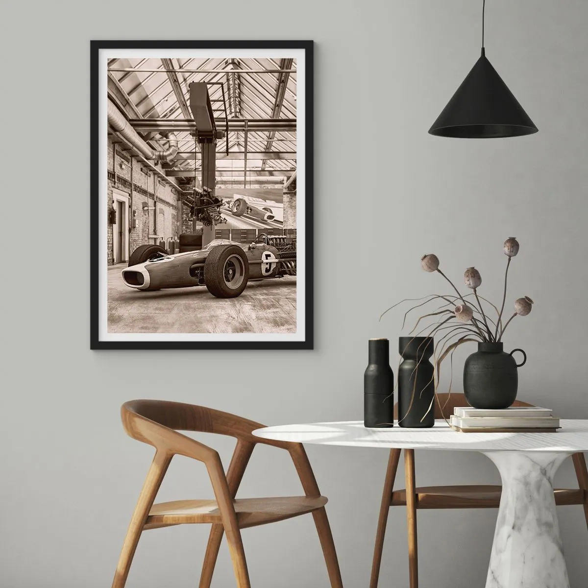 Poster in cornice nera - Auto da corsa iconica in un interno industriale - 50x70cm - Il riposo del vincitore - Decorazione murale moderna per soggiorno e camera da letto ARTTOR