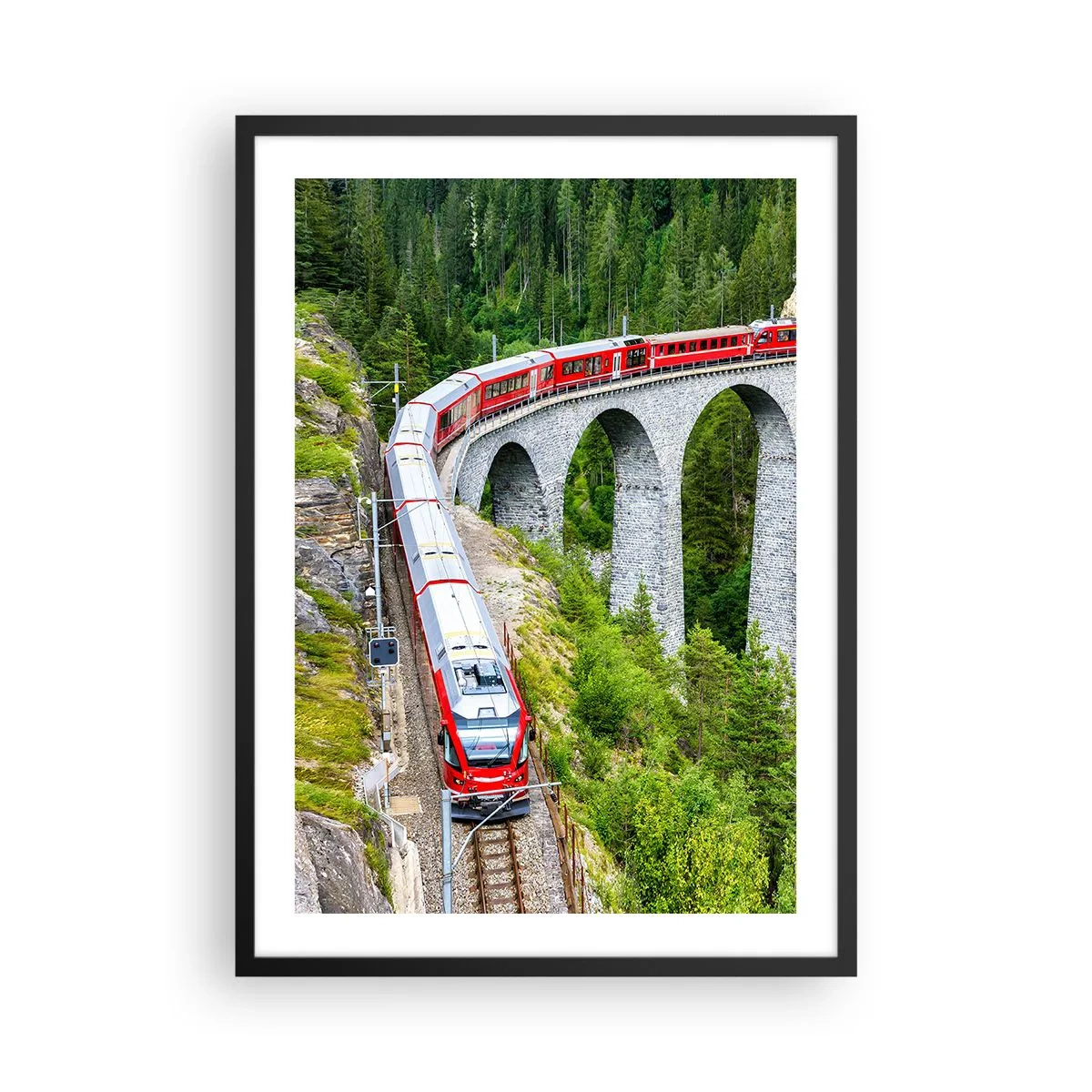 Poster in cornice nera - Un treno rosso su un viadotto circondato da una foresta verde - 50x70cm - Il treno tra i monti - Decorazione murale moderna per soggiorno e camera da letto ARTTOR