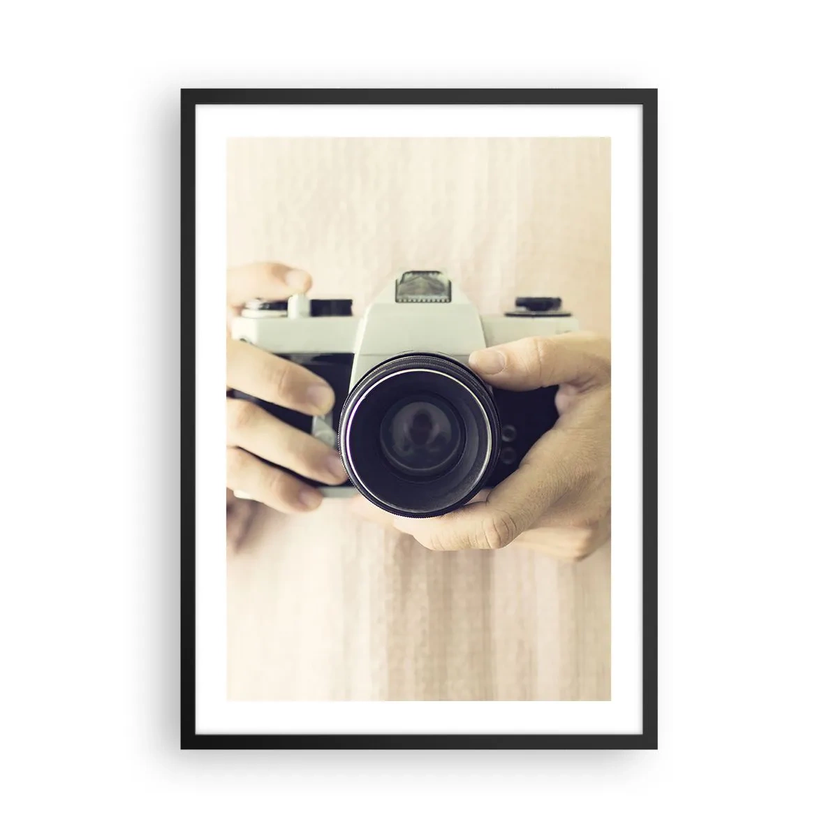 Poster in cornice nera - Mani che tengono una macchina fotografica classica - 50x70cm - Per vedere meglio... - Decorazione murale moderna per soggiorno e camera da letto ARTTOR