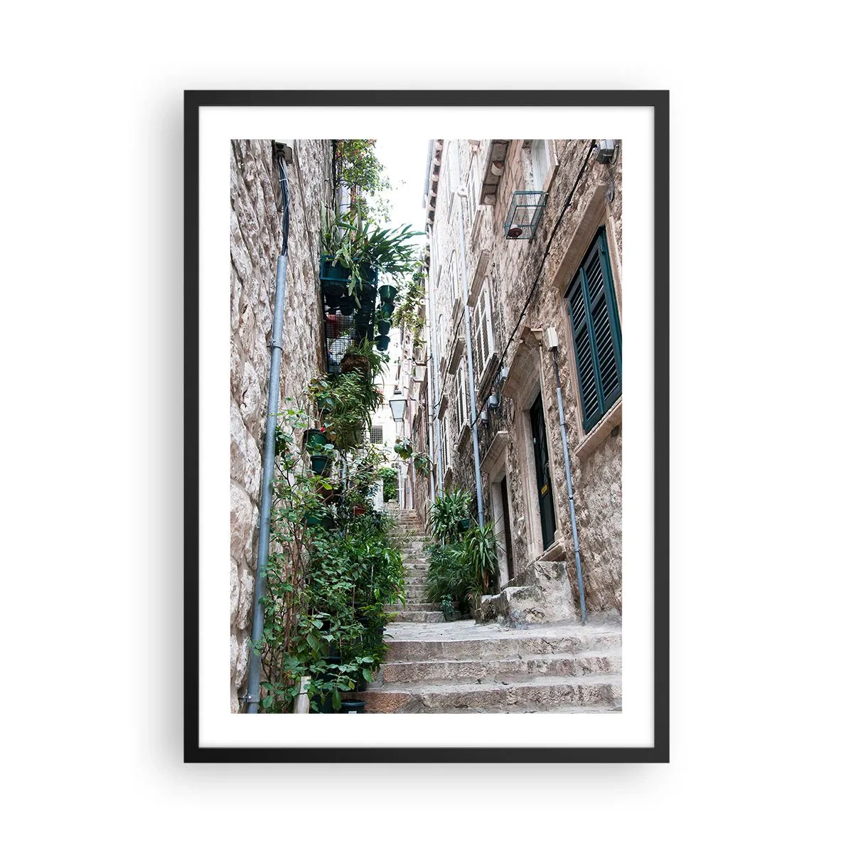 Poster in cornice nera - Una strada di pietra con vegetazione lussureggiante e scale - 50x70cm - Il fascino della città vecchia - Decorazione murale moderna per soggiorno e camera da letto ARTTOR