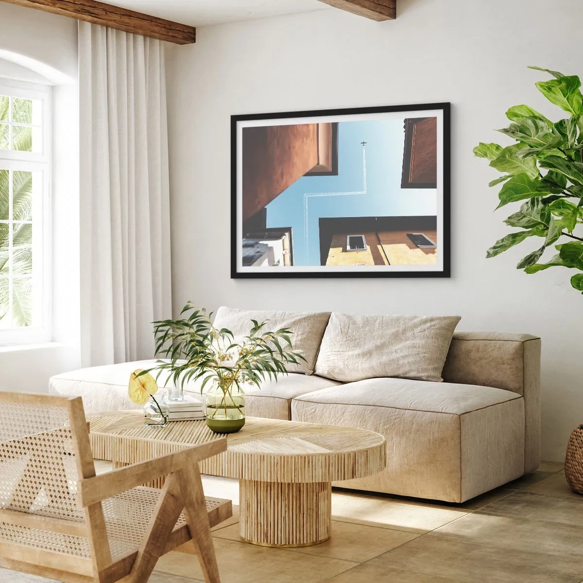 Poster in cornice nera - Vista dell'aereo e della sua scia nel cielo da una prospettiva stradale - 70x50cm - Sopra il labirinto urbano - Decorazione murale moderna per soggiorno e camera da letto ARTTOR