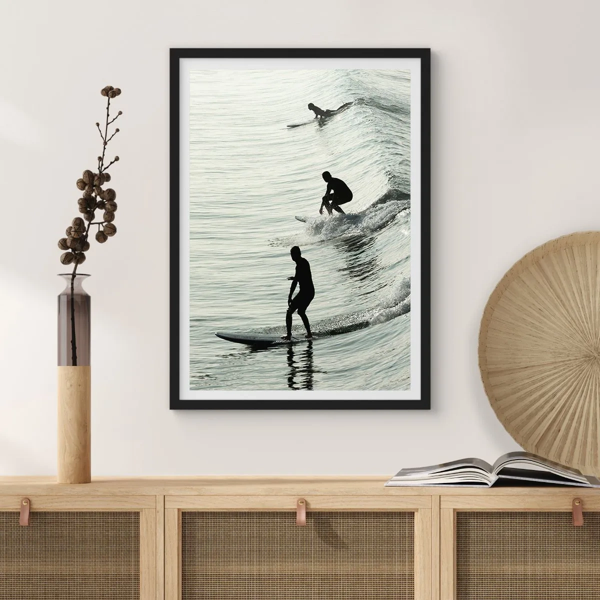 Poster in cornice nera - Tre surfisti cavalcano le onde in stile monocromatico - 50x70cm - Onde all'incontro - Decorazione murale moderna per soggiorno e camera da letto ARTTOR
