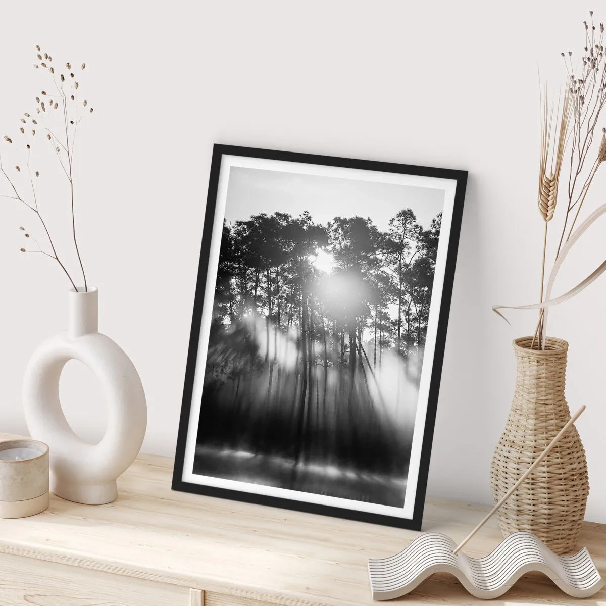 Poster in cornice nera - Scena di foresta in bianco e nero con raggi di sole nella nebbia - 50x70cm - Sole irrefrenabile - Decorazione murale moderna per soggiorno e camera da letto ARTTOR