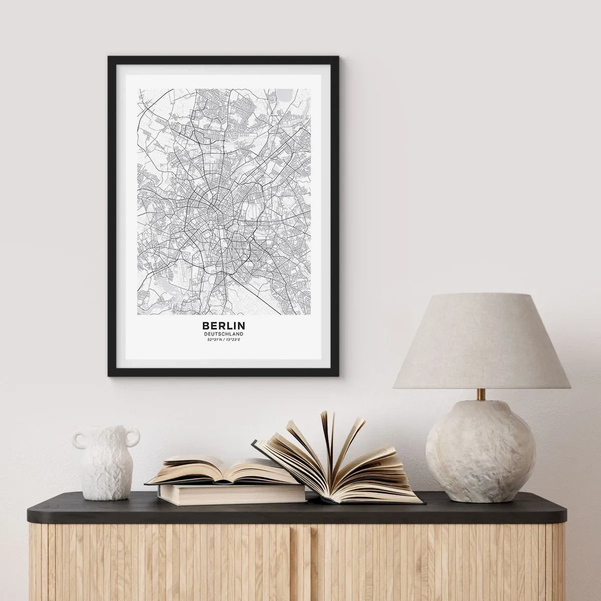 Poster in cornice nera - Una mappa in bianco e nero di Berlino con le strade tracciate con precisione. - 50x70cm - Il fiore di Berlino - Decorazione murale moderna per soggiorno e camera da letto ARTTOR