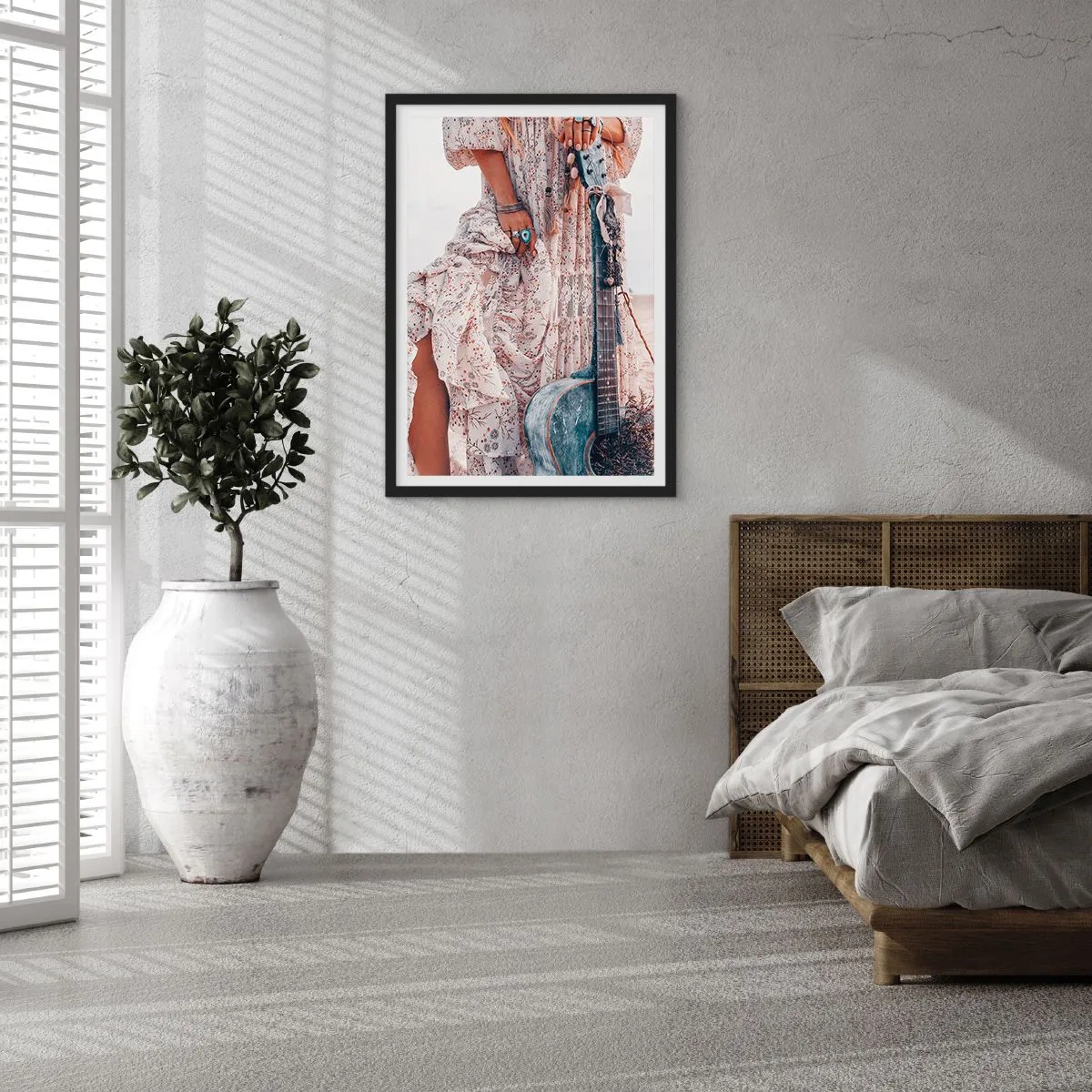 Poster in cornice nera - Un frammento di un vestito con ornamenti e una chitarra in stile boho - 50x70cm - Figli dei fiori in cammino - Decorazione murale moderna per soggiorno e camera da letto ARTTOR