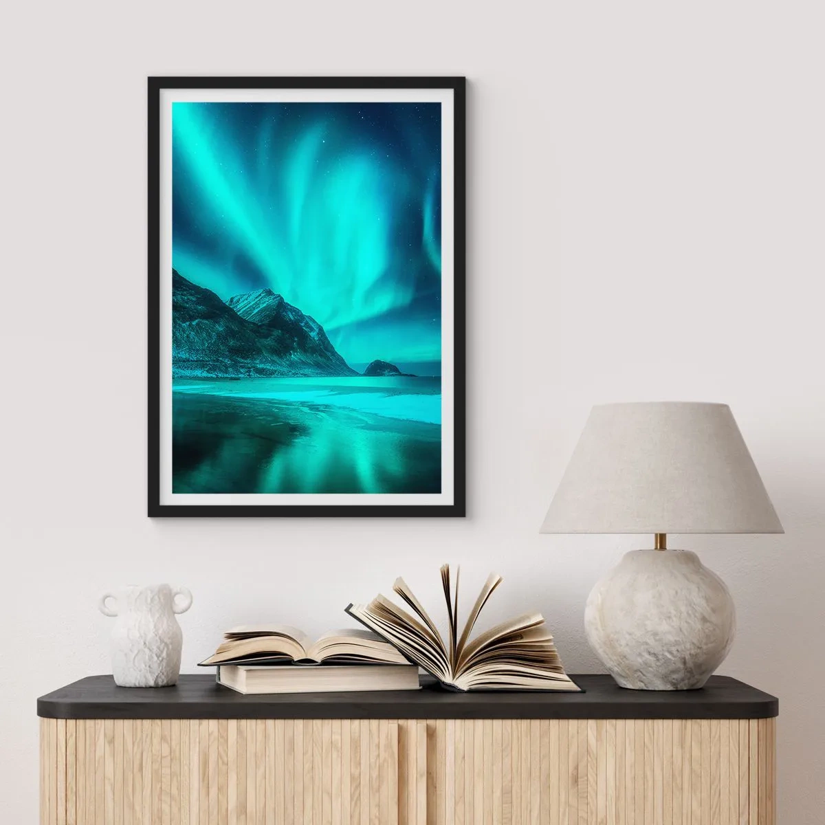 Poster in cornice nera - Uno scatto fotografico dell'aurora boreale su un paesaggio montuoso - 50x70cm - Miracolo del Nord - Decorazione murale moderna per soggiorno e camera da letto ARTTOR