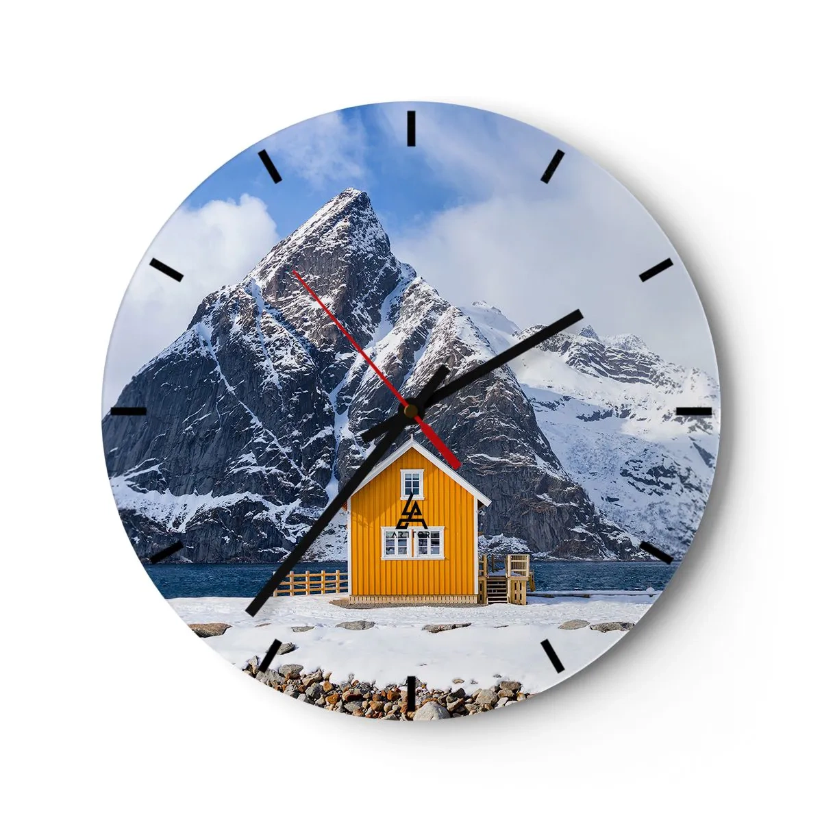 Orologio da parete - Orologio in Vetro - Un cottage giallo in riva all'acqua con uno sfondo di montagne innevate - 30x30cm - Vacanze scandinave - Decorazione murale moderna per soggiorno, cucina e camera da letto ARTTOR
