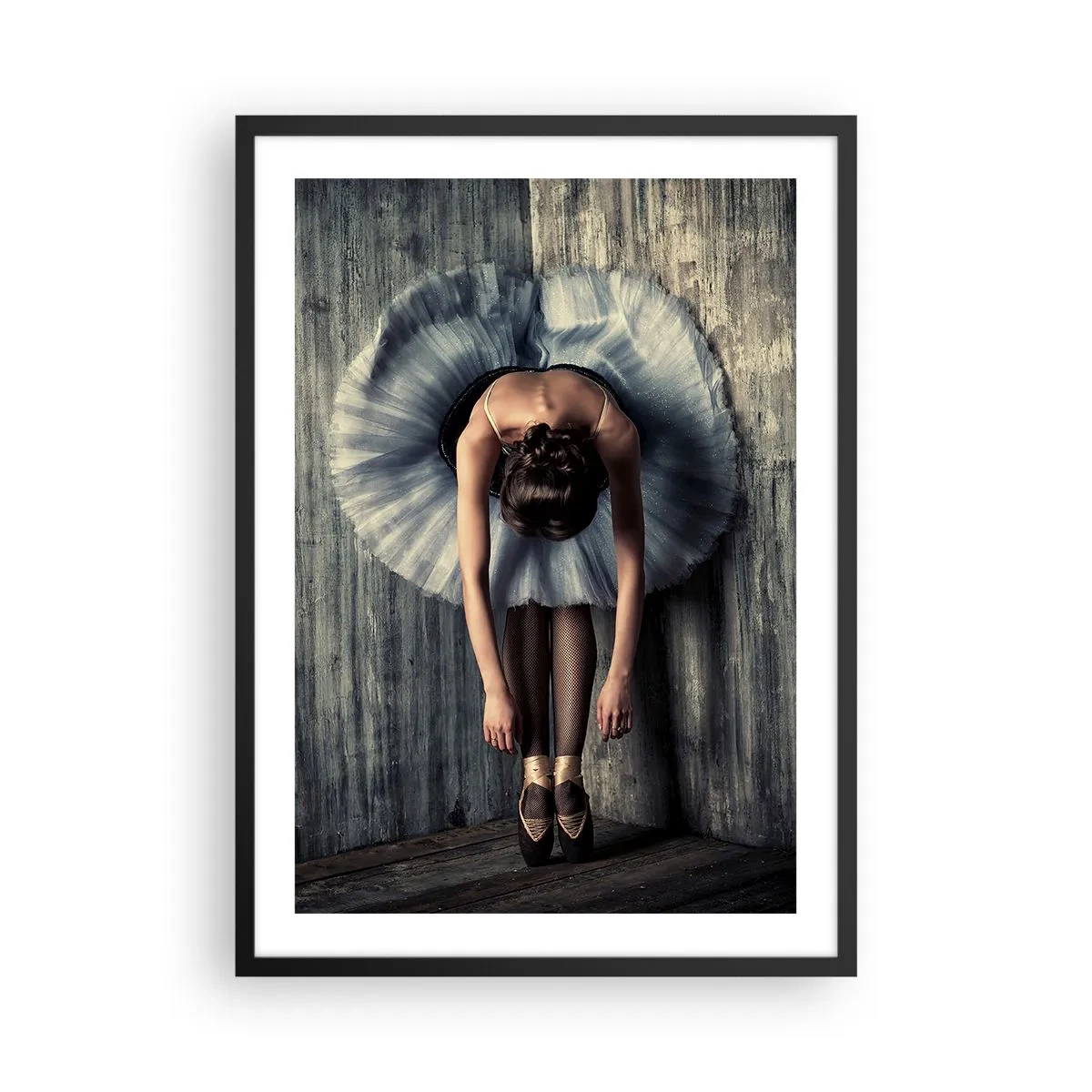 Poster in cornice nera - Un'elegante ballerina in una posa classica contro un muro grezzo. - 50x70cm - Quando la musica tace - Decorazione murale moderna per soggiorno e camera da letto ARTTOR