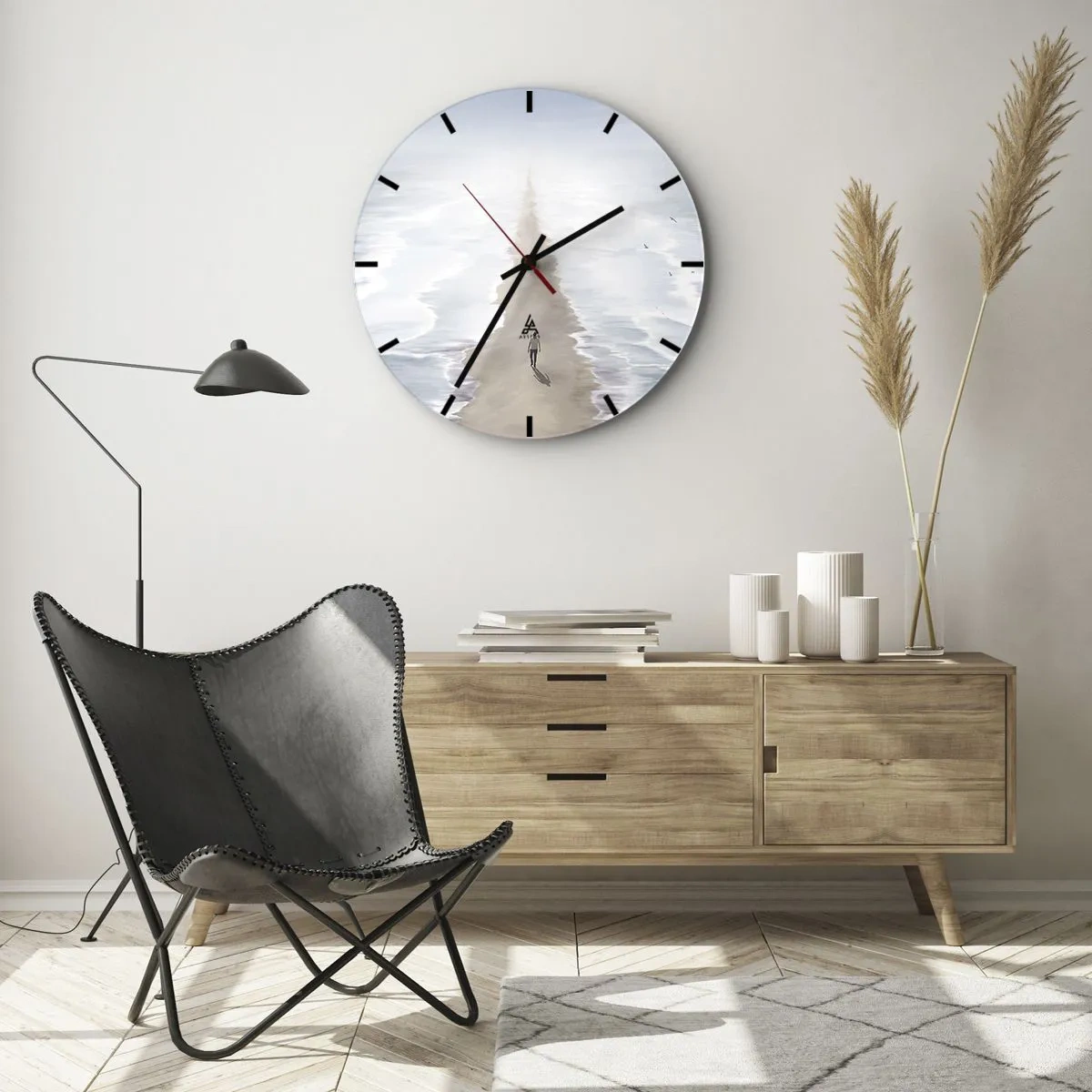 Orologio da parete - Orologio in Vetro - Una figura cammina da sola nell'acqua su un sentiero sabbioso verso l'orizzonte. - 30x30cm - Un futuro luminoso - Decorazione murale moderna per soggiorno, cucina e camera da letto ARTTOR