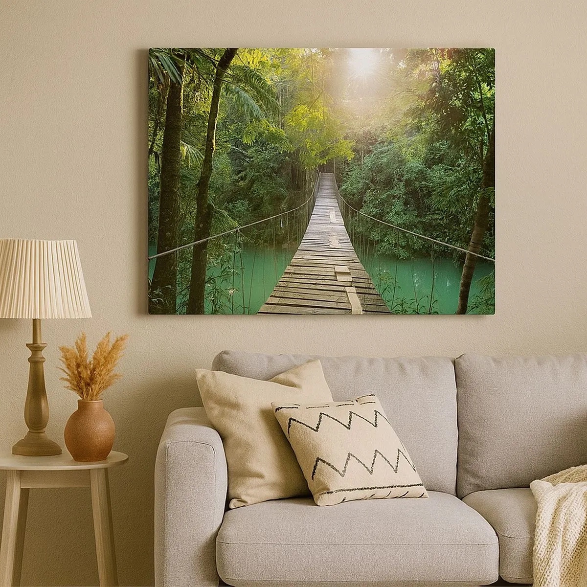 Quadro su tela - Stampe su Tela - Un ponte sospeso in una foresta tropicale illuminato dalla luce del sole. - 70x50cm - Sull'acqua azzurra verso il bosco azzurro - Decorazione murale moderna per soggiorno e camera da letto ARTTOR