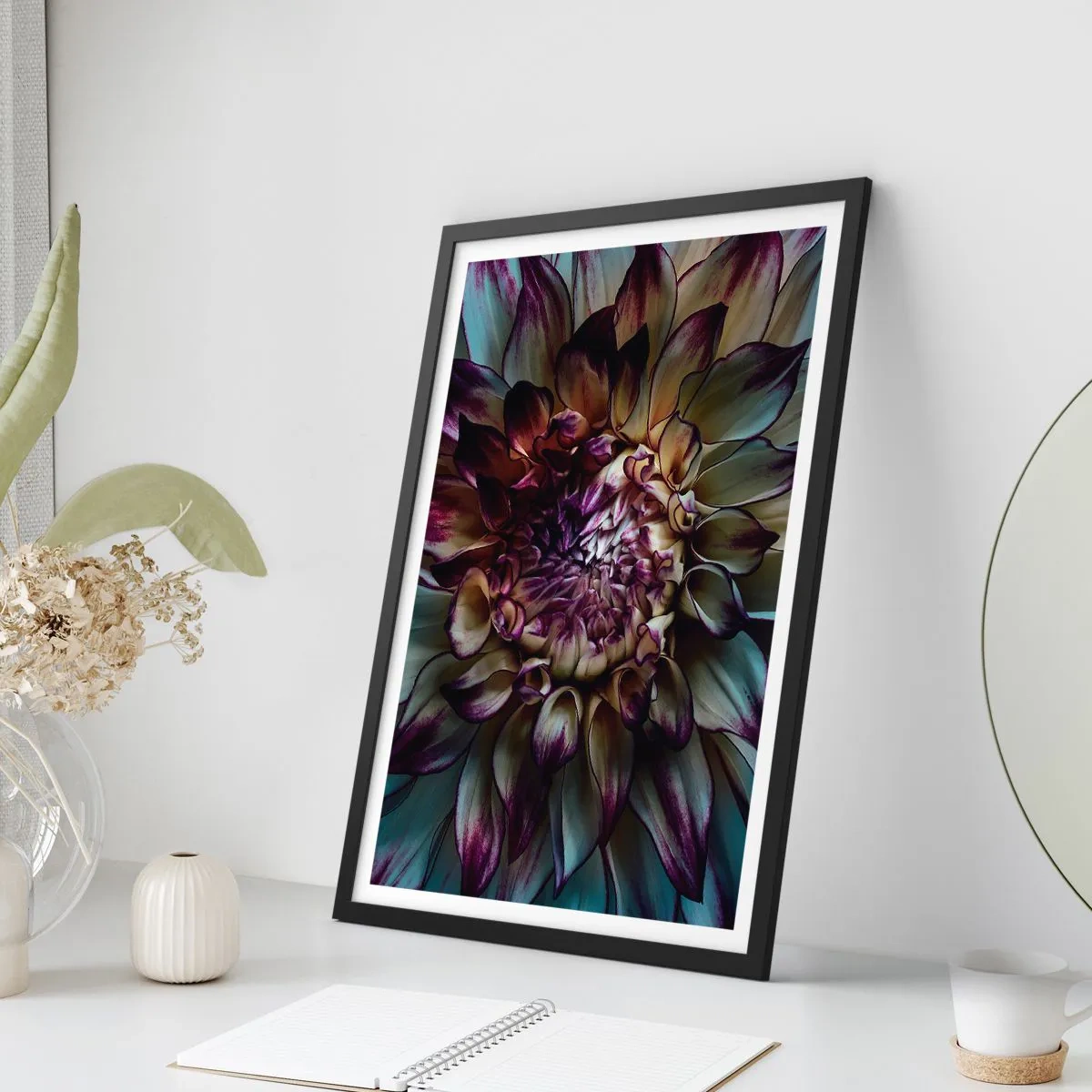 Poster in cornice nera - Macrofotografia di dalie scure nelle tonalità del viola e dell'oro - 50x70cm - Il rigoglio della giovinezza - Decorazione murale moderna per soggiorno e camera da letto ARTTOR