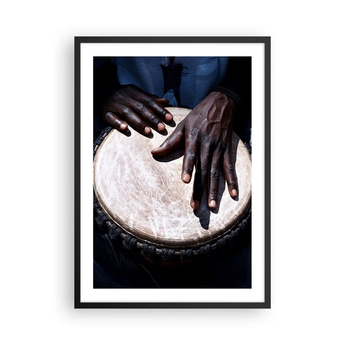Poster in cornice nera - Mani che suonano un tamburo djembe in un gioco ritmico - 50x70cm - Vivi al tuo ritmo - Decorazione murale moderna per soggiorno e camera da letto ARTTOR
