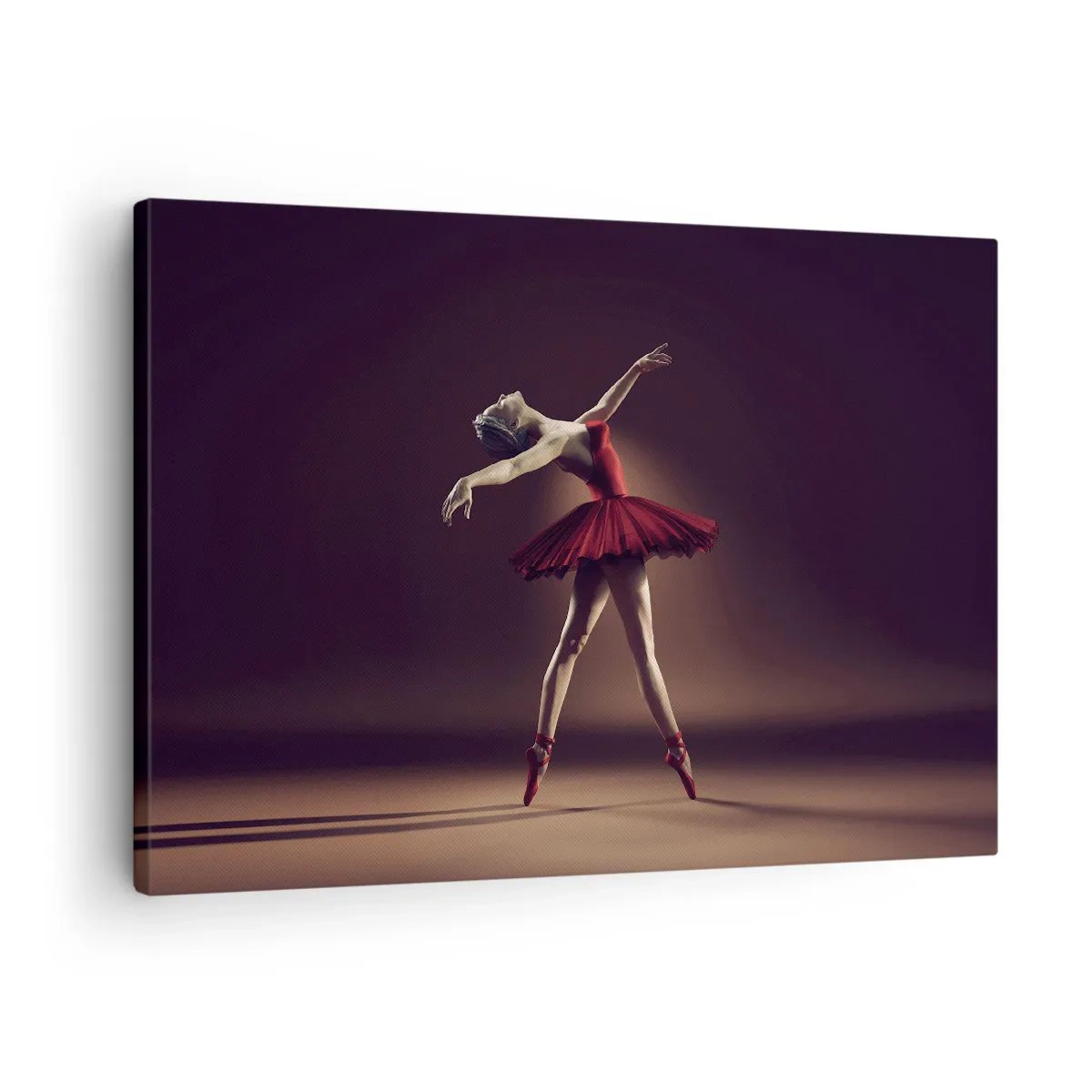 Quadro su tela - Stampe su Tela - Una ballerina in abito rosso sullo sfondo di un palco - 70x50cm - Prima ballerina - Decorazione murale moderna per soggiorno e camera da letto ARTTOR