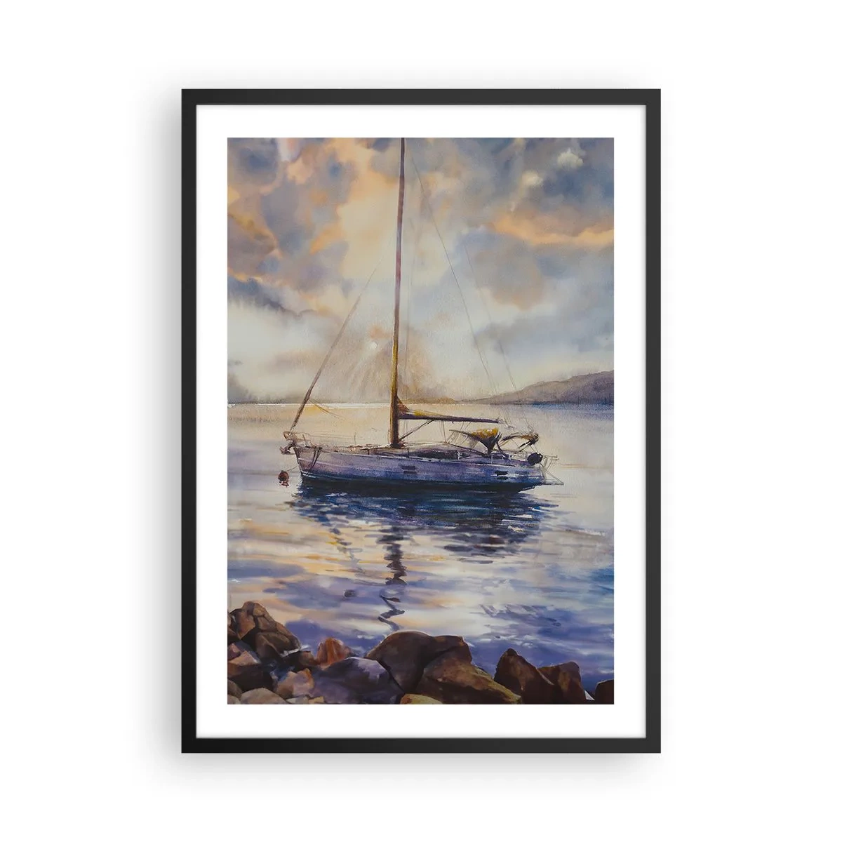 Poster in cornice nera - Una barca a vela su acque calme alla luce del tramonto - 50x70cm - La sera nel golfo - Decorazione murale moderna per soggiorno e camera da letto ARTTOR