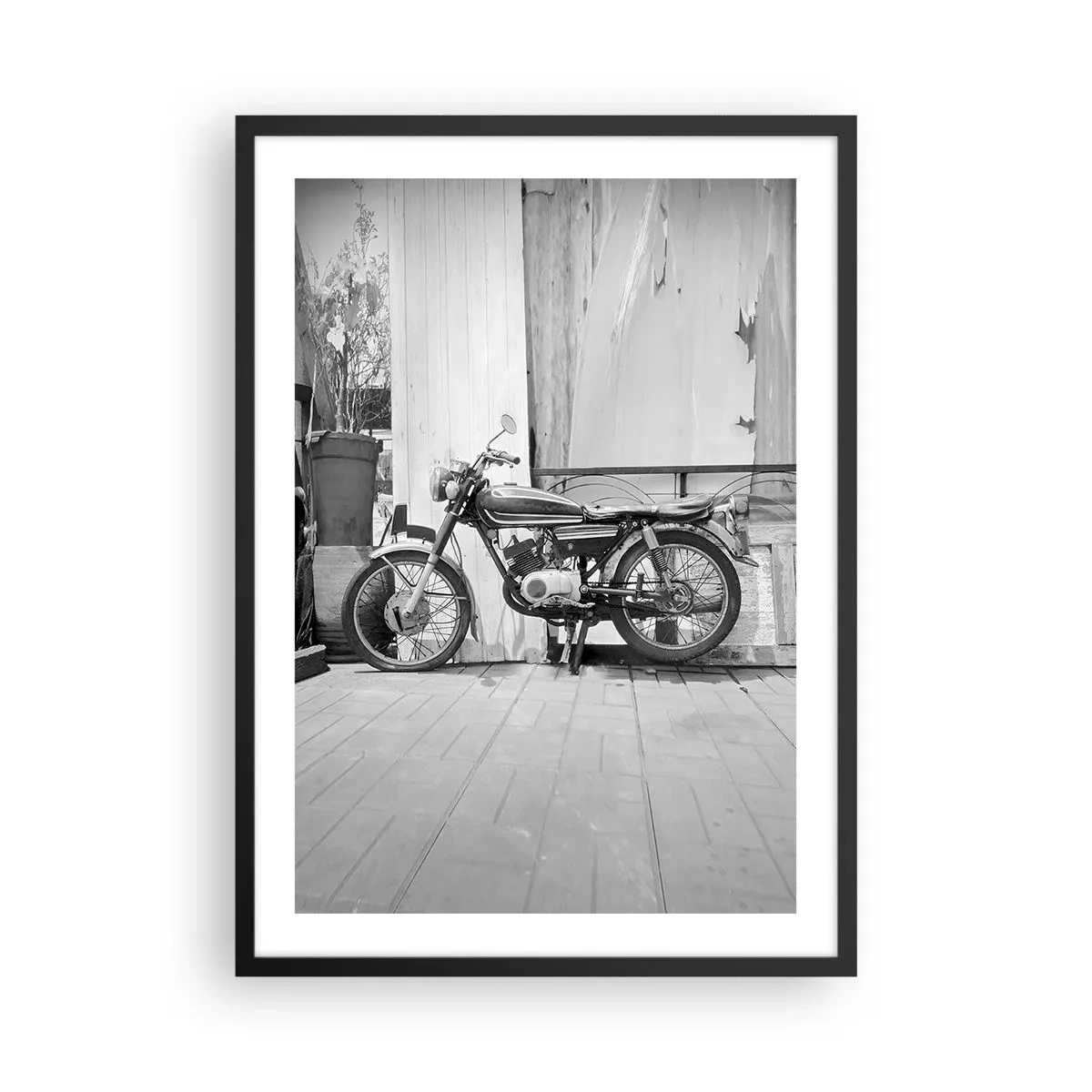 Poster in cornice nera - Motocicletta retrò contro un muro di legno - 50x70cm - La classicità sopra a tutto - Decorazione murale moderna per soggiorno e camera da letto ARTTOR