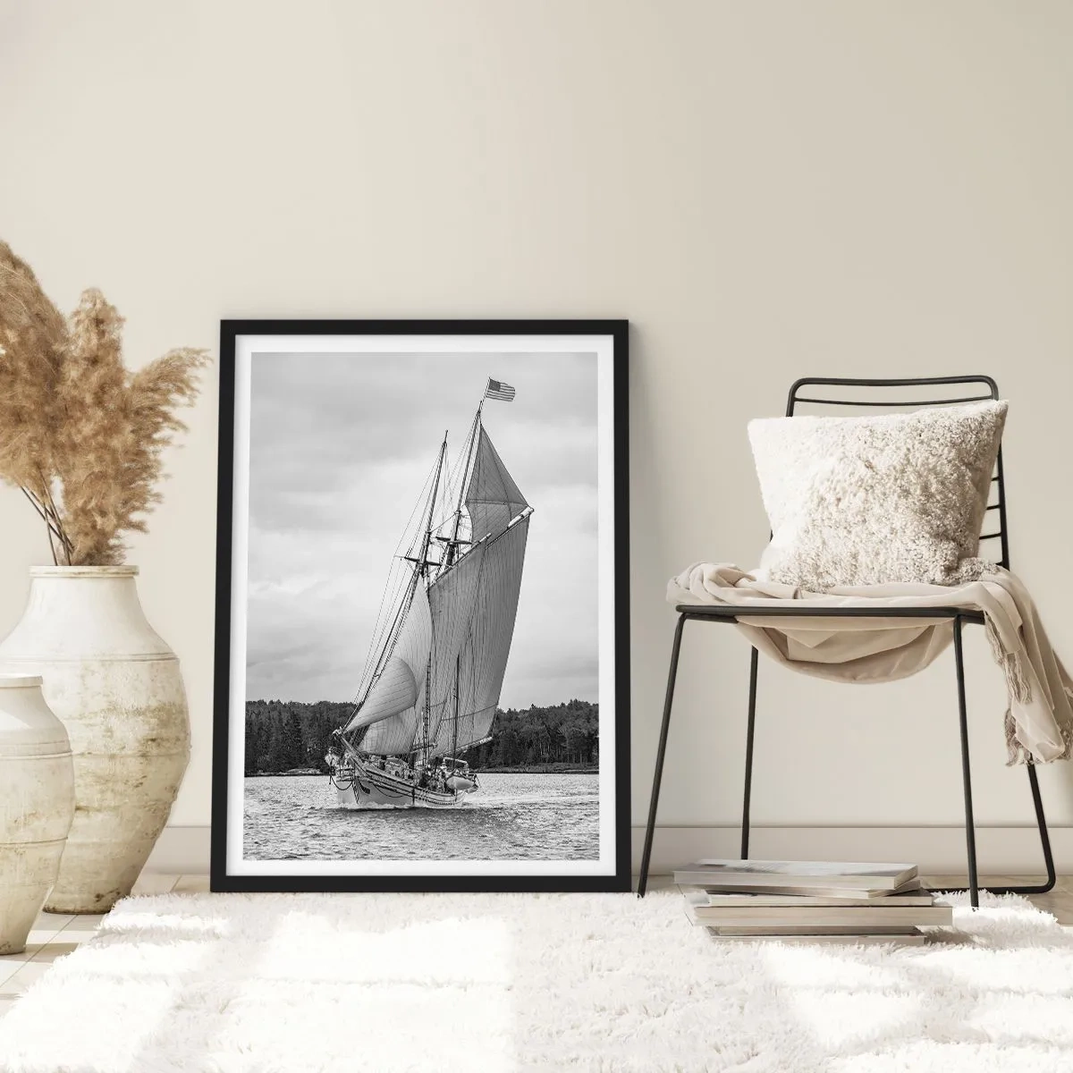 Poster in cornice nera - Un veliero con grandi vele che naviga sul mare in bianco e nero - 50x70cm - Sorelle del vento - Decorazione murale moderna per soggiorno e camera da letto ARTTOR