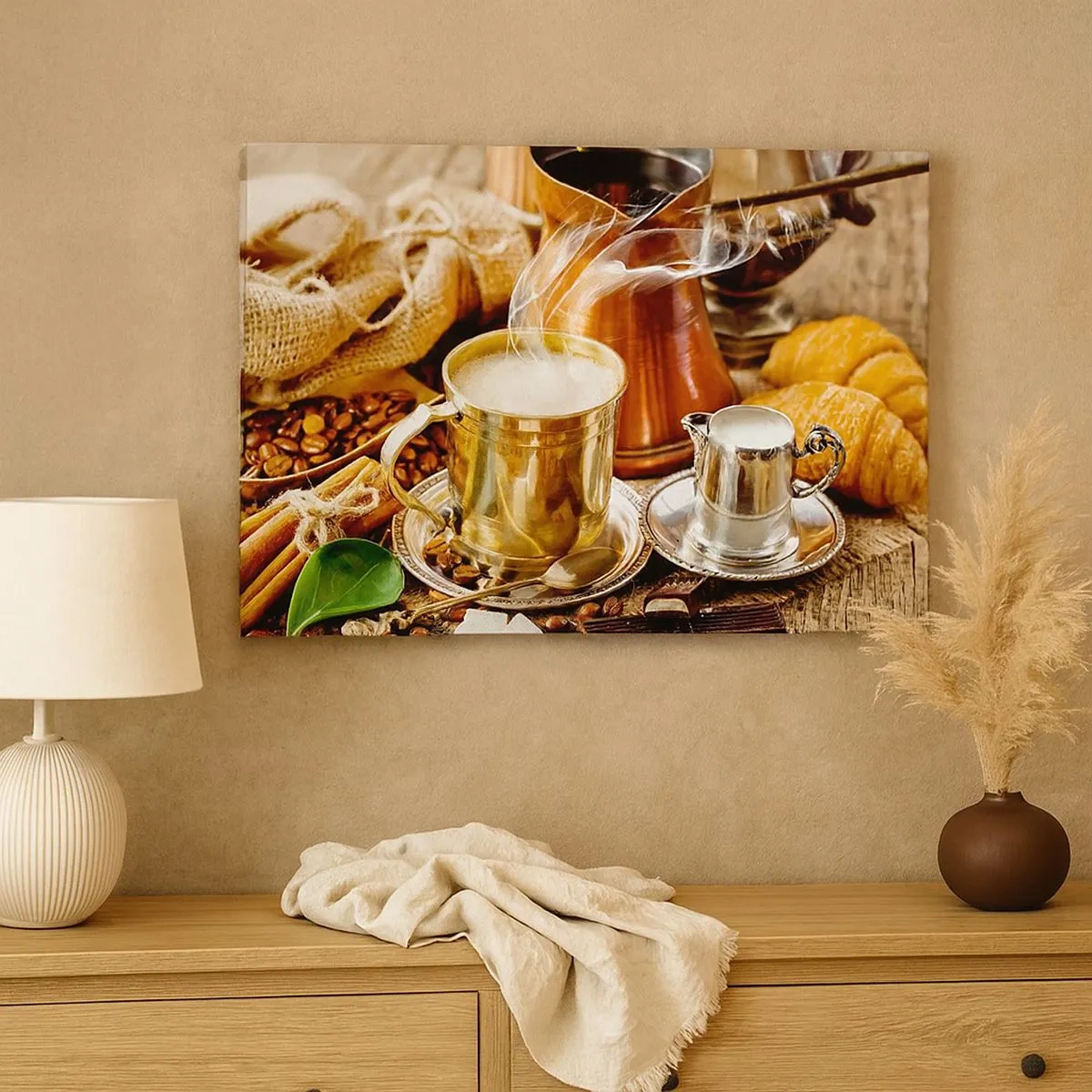 Quadro su tela - Stampe su Tela - Una tazza di caffè dorata circondata da chicchi, brocche e croissant - 70x50cm - Buona giornata! - Decorazione murale moderna per soggiorno e camera da letto ARTTOR