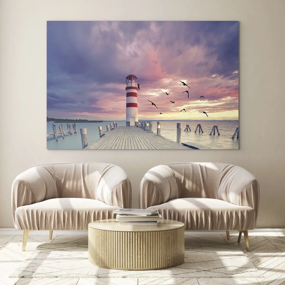 Quadro su vetro - Faro sul molo al tramonto con uccelli che volano - 70x50cm - Tempo di tornare in porto - Decorazione murale moderna per soggiorno e camera da letto ARTTOR