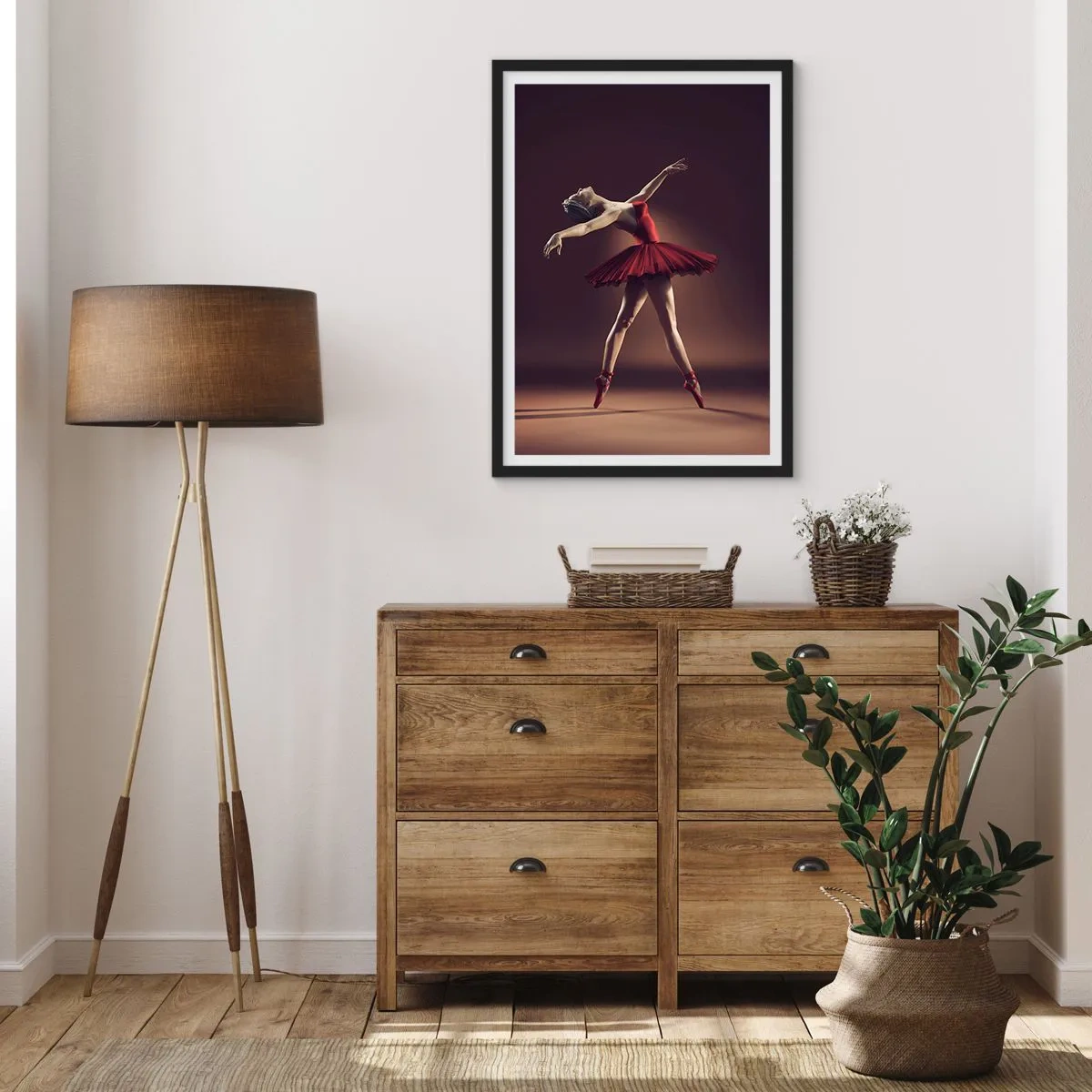 Poster in cornice nera - Una ballerina in abito rosso sul palco - 50x70cm - Prima ballerina - Decorazione murale moderna per soggiorno e camera da letto ARTTOR