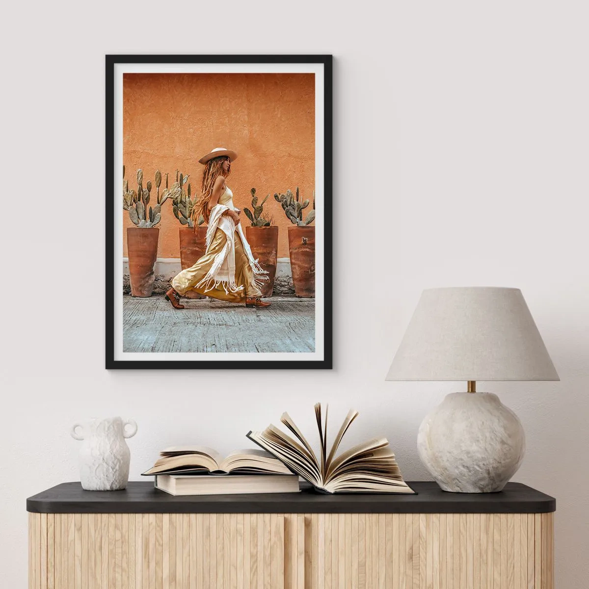 Poster in cornice nera - Donna elegante con cappello su uno sfondo di cactus - 50x70cm - In stile hippy - Decorazione murale moderna per soggiorno e camera da letto ARTTOR