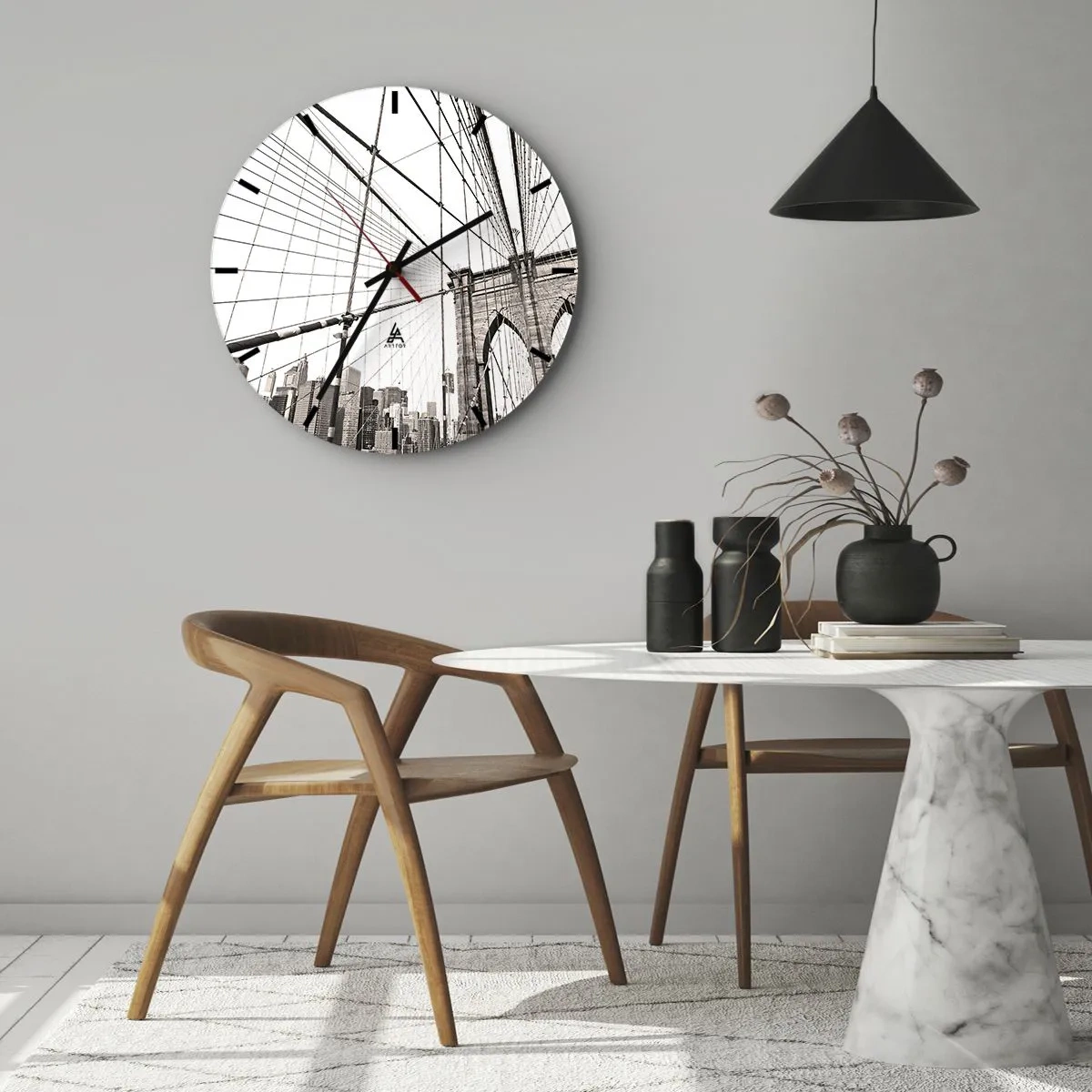 Orologio da parete - Orologio in Vetro - Uno scatto di un ponte di corda con lo skyline della città sullo sfondo in sfumature di grigio. - 30x30cm - La cattedrale di New York - Decorazione murale moderna per soggiorno, cucina e camera da letto ARTTOR