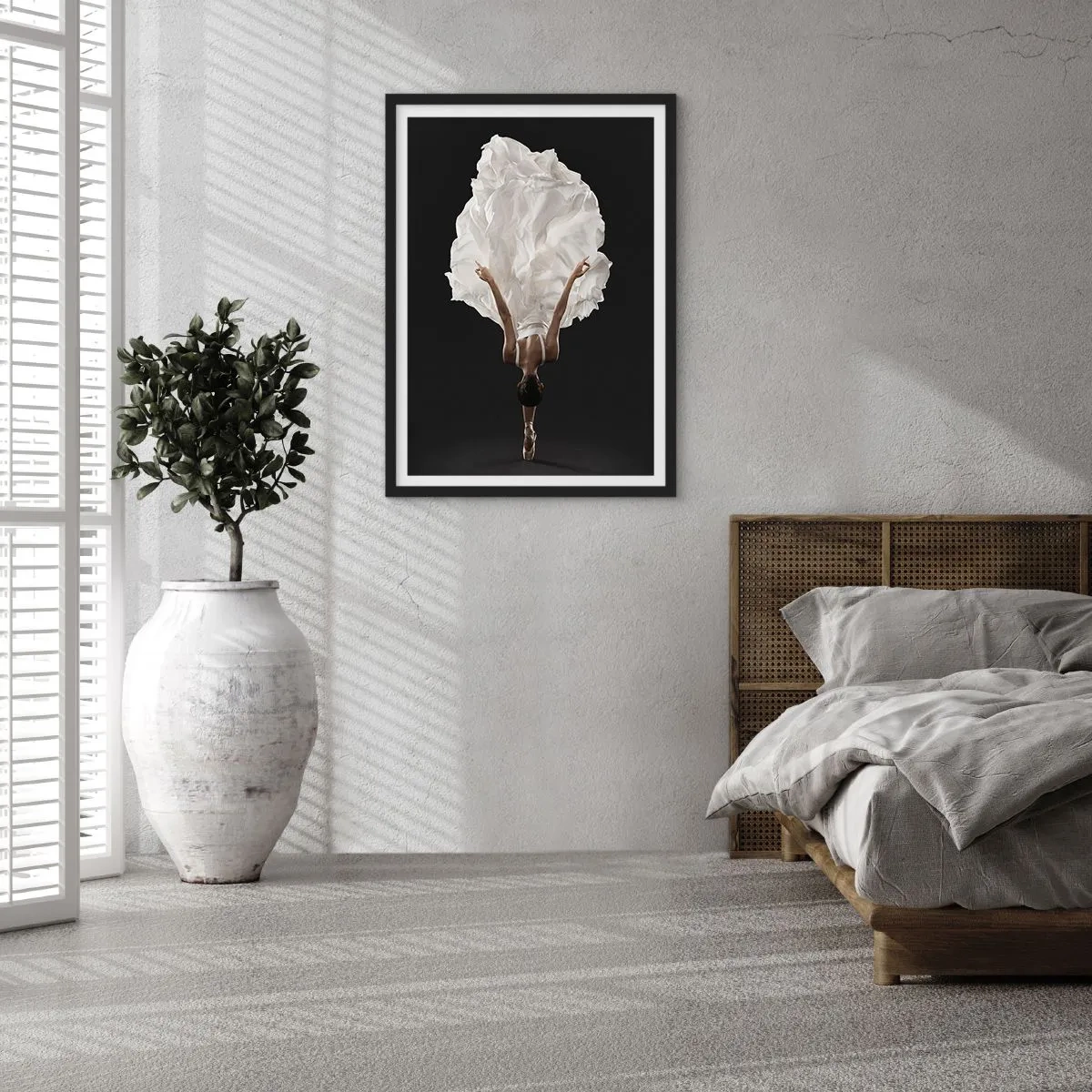Poster in cornice nera - Una ballerina in abito bianco che fluttua nell'aria su uno sfondo nero - 50x70cm - Un passo straordinario - Decorazione murale moderna per soggiorno e camera da letto ARTTOR
