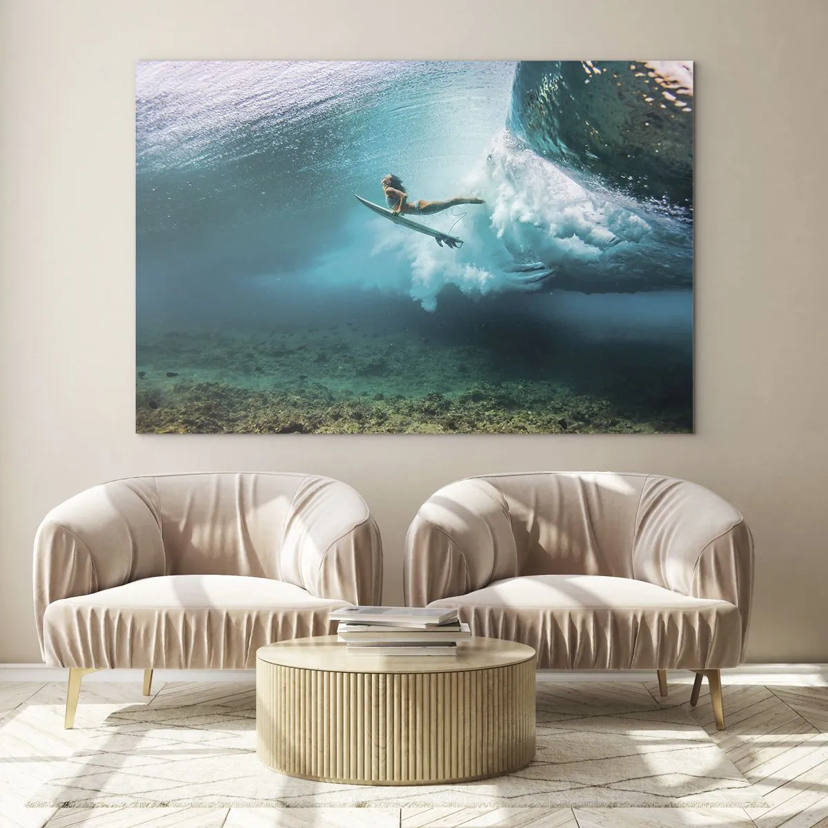 Quadro su vetro - Surfista sott'acqua tra le onde con una tavola da surf - 70x50cm - Mondo subacqueo - Decorazione murale moderna per soggiorno e camera da letto ARTTOR