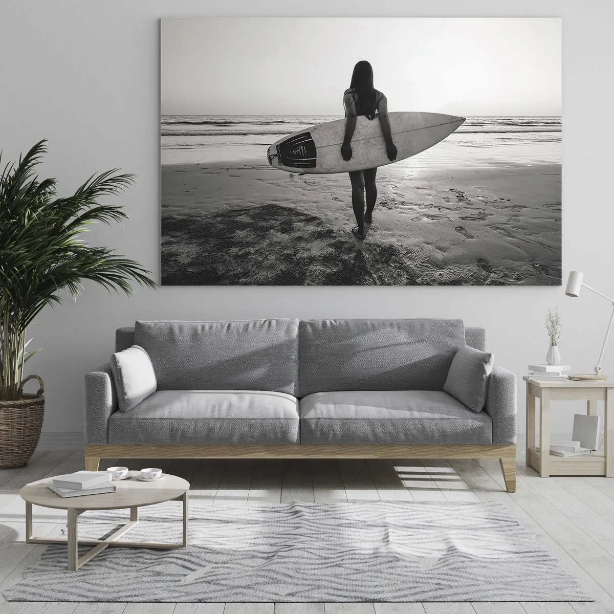 Quadro su vetro - Donna con una tavola da surf sulla spiaggia all'alba - 70x50cm - La figlia dell'onda marina - Decorazione murale moderna per soggiorno e camera da letto ARTTOR