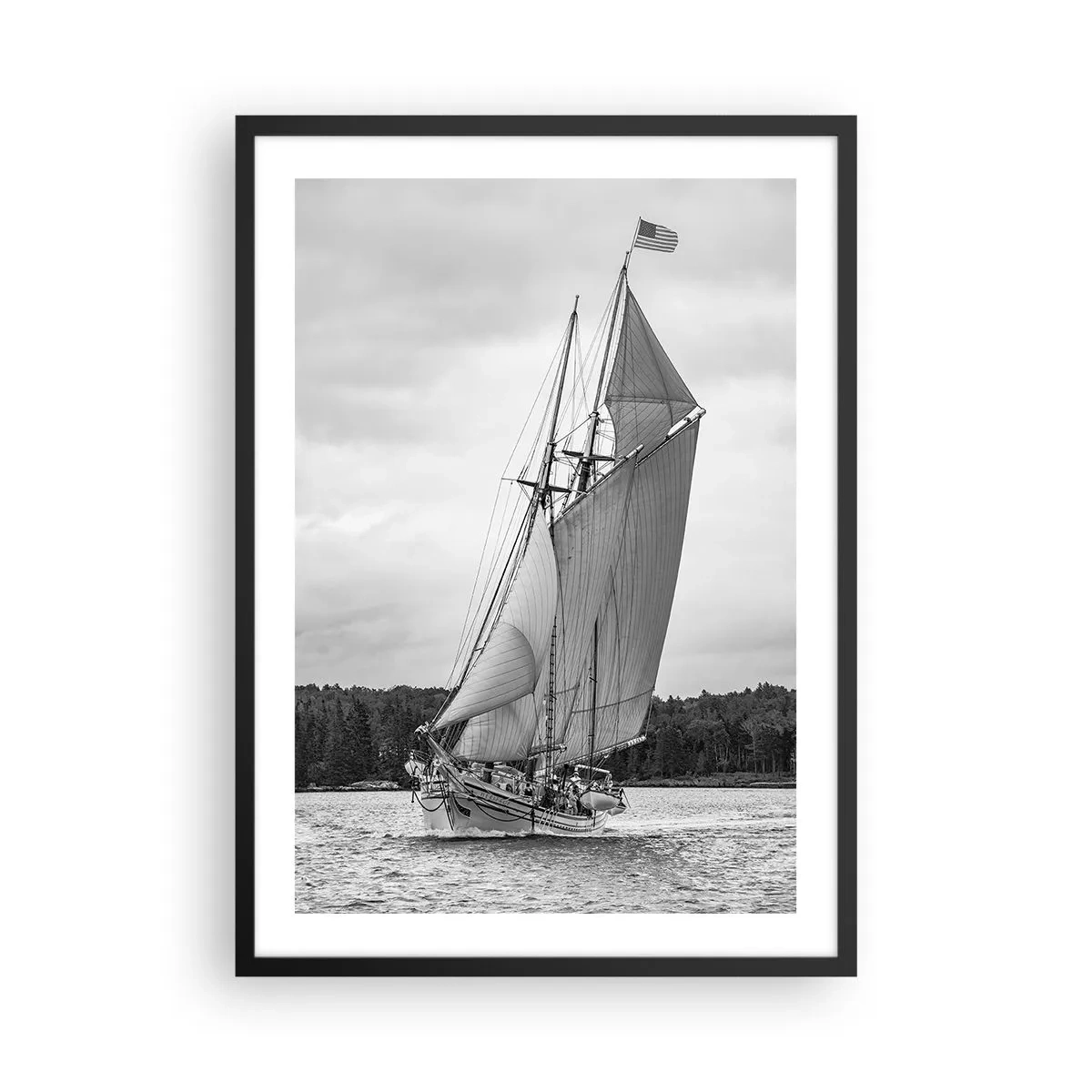 Poster in cornice nera - Un veliero con grandi vele che naviga sul mare in bianco e nero - 50x70cm - Sorelle del vento - Decorazione murale moderna per soggiorno e camera da letto ARTTOR