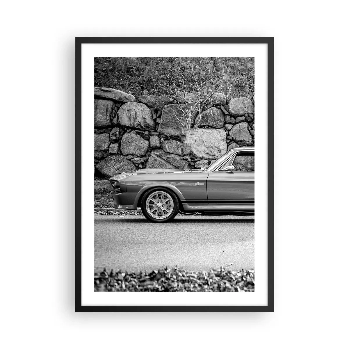 Poster in cornice nera - Auto d'epoca bianca e nera contro un muro di pietra - 50x70cm - La leggenda degli anni '60 - Decorazione murale moderna per soggiorno e camera da letto ARTTOR