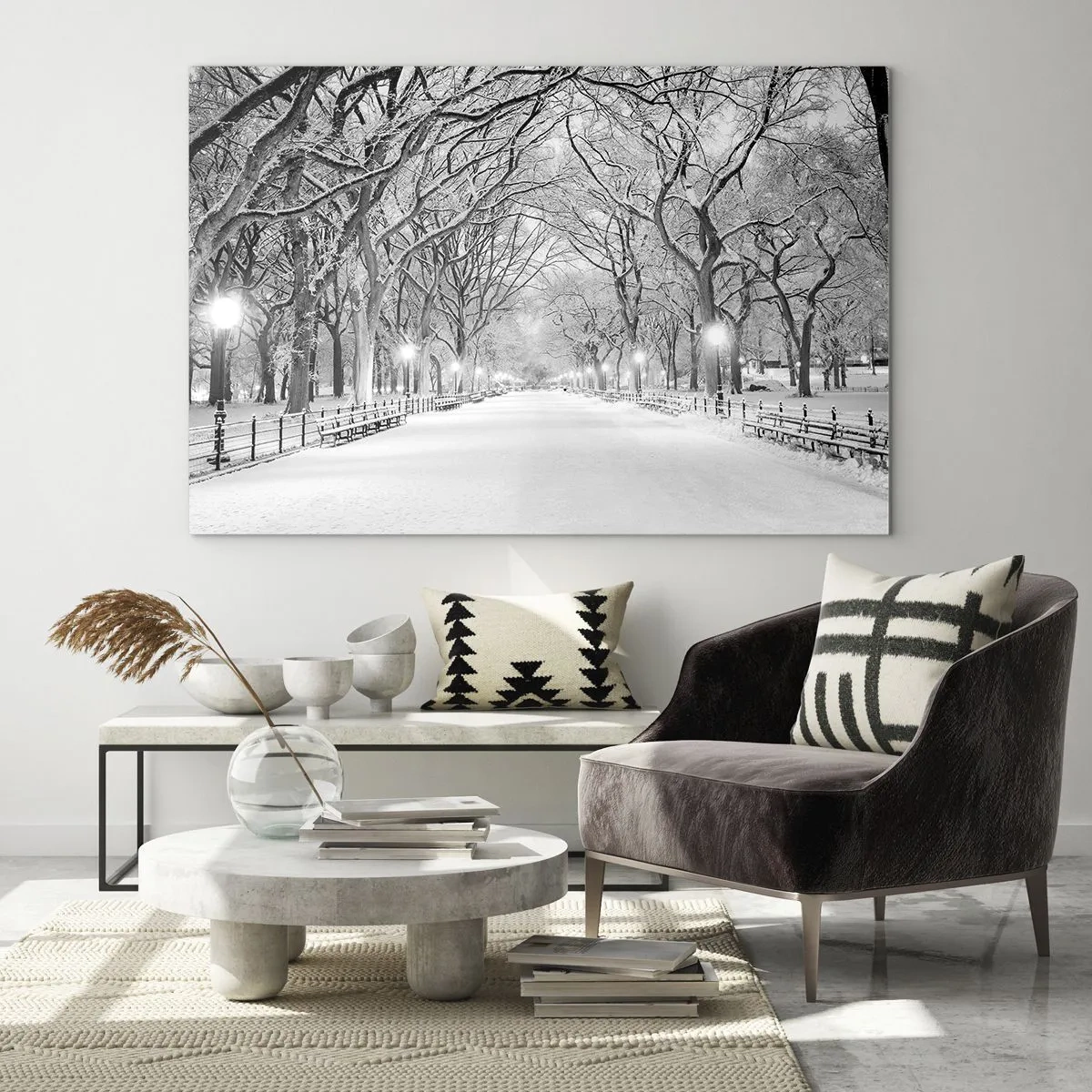Quadro su vetro - Viale alberato invernale nel parco con luci e neve - 70x50cm - Quattro stagioni: l'inverno - Decorazione murale moderna per soggiorno e camera da letto ARTTOR
