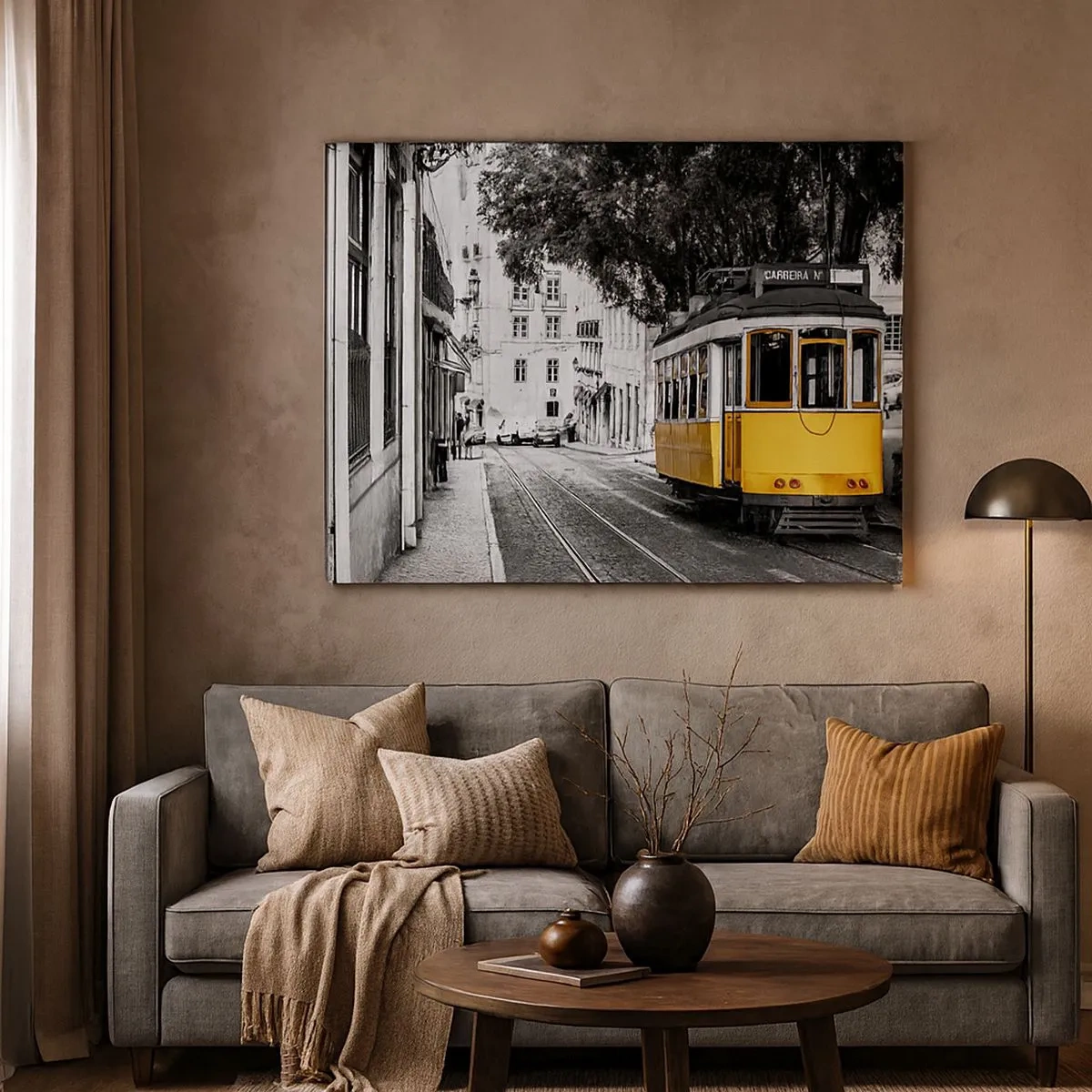 Quadro su tela - Stampe su Tela - Un tram giallo sullo sfondo di una strada bianca e nera - 70x50cm - Con il fado in sottofondo - Decorazione murale moderna per soggiorno e camera da letto ARTTOR