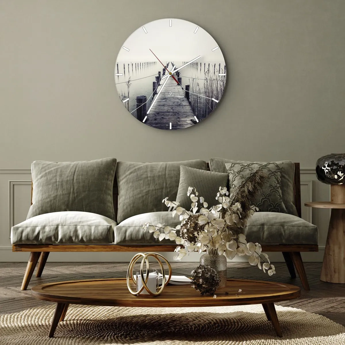Orologio da parete - Orologio in Vetro - Un molo di legno in un paesaggio nebbioso sopra l'acqua - 30x30cm - Immergiti nella pace - Decorazione murale moderna per soggiorno, cucina e camera da letto ARTTOR