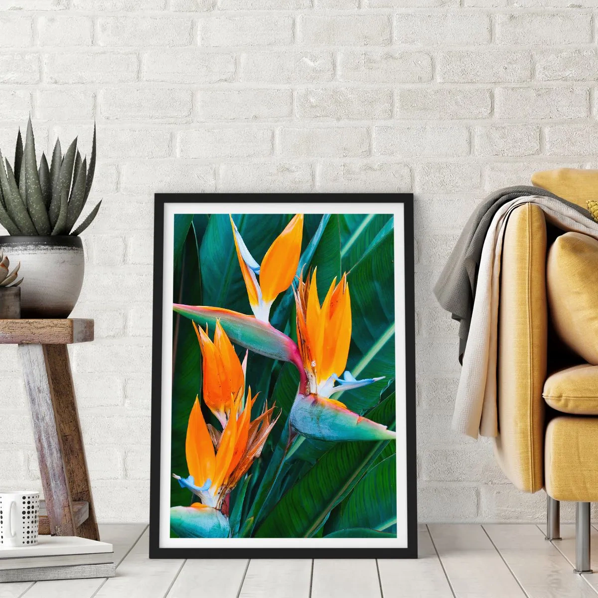 Poster in cornice nera - Fiori di Strelitzia circondati da foglie verdi - 50x70cm - È un fiore o un uccello? - Decorazione murale moderna per soggiorno e camera da letto ARTTOR