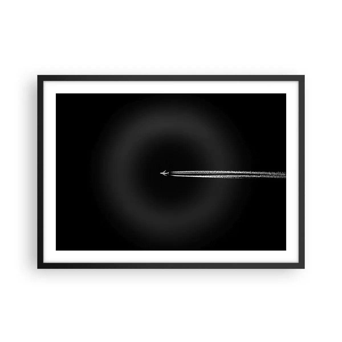 Poster in cornice nera - Un aereo a reazione con una scia di condensazione visibile su uno sfondo nero - 70x50cm - In un'altra dimensione - Decorazione murale moderna per soggiorno e camera da letto ARTTOR