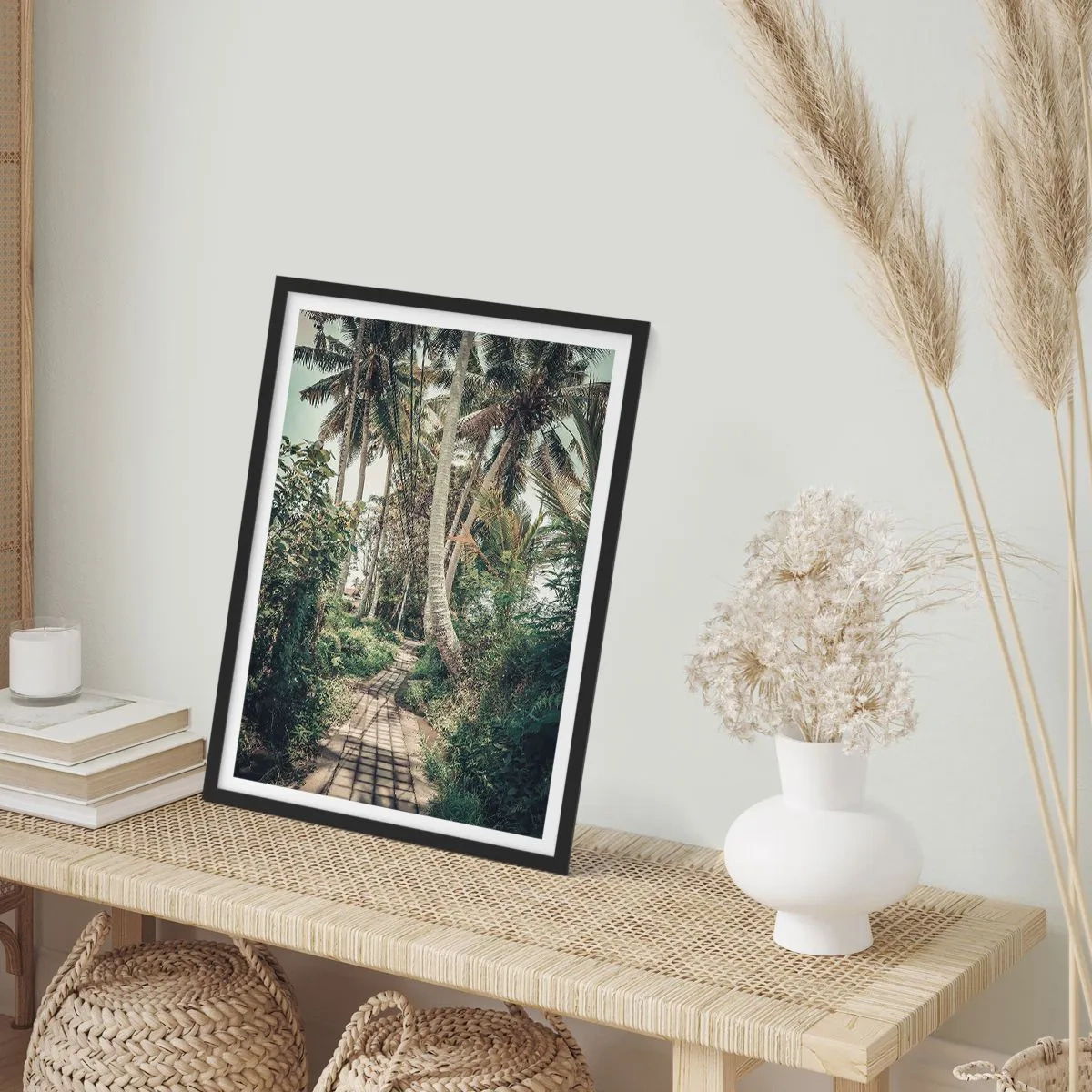 Poster in cornice nera - Un percorso esotico tra le palme in un paesaggio tropicale - 50x70cm - Il viale delle palme - Decorazione murale moderna per soggiorno e camera da letto ARTTOR