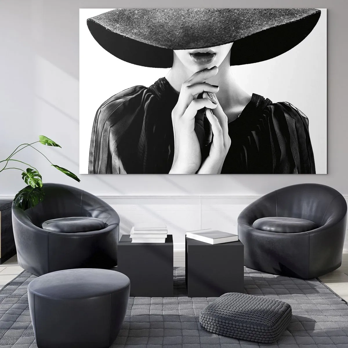 Quadro su vetro - Donna elegante vestita di nero con un cappello che le copre il viso - 70x50cm - Bellezza celata - Decorazione murale moderna per soggiorno e camera da letto ARTTOR