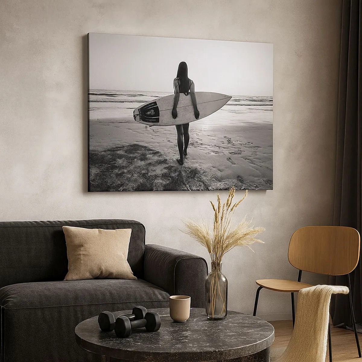 Quadro su tela - Stampe su Tela - Donna con tavola da surf sulla spiaggia in bianco e nero - 70x50cm - La figlia dell'onda marina - Decorazione murale moderna per soggiorno e camera da letto ARTTOR