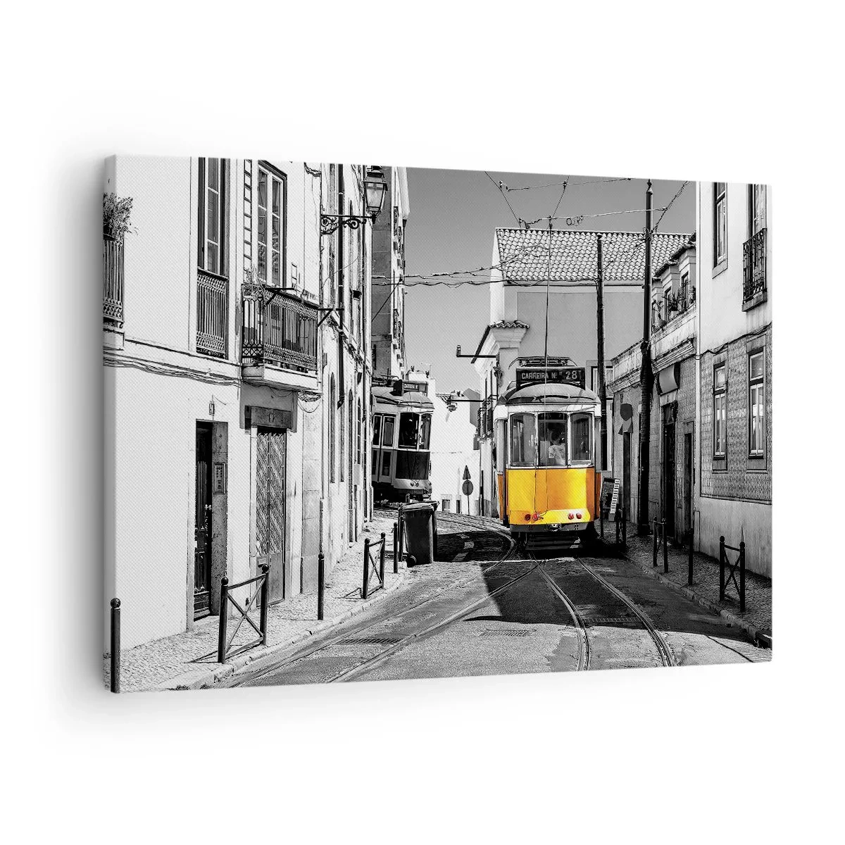 Quadro su tela - Stampe su Tela - Un tram giallo per le strade di Lisbona in un ambiente monocromatico - 70x50cm - Lo spirito di Lisbona - Decorazione murale moderna per soggiorno e camera da letto ARTTOR