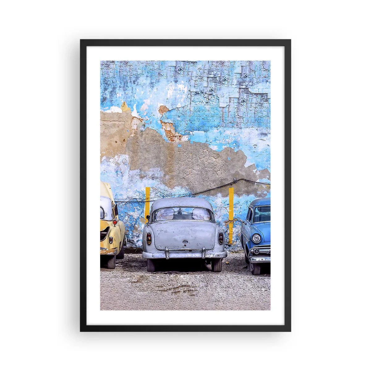 Poster in cornice nera - Vecchie auto contro un muro blu consumato - 50x70cm - L'incontro dei veterani - Decorazione murale moderna per soggiorno e camera da letto ARTTOR