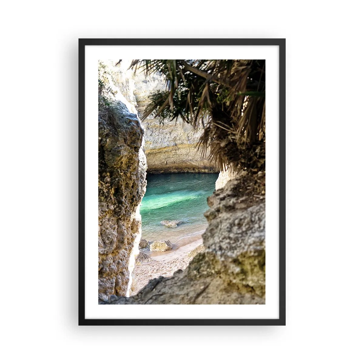 Poster in cornice nera - Vista della spiaggia nascosta attraverso una fessura rocciosa - 50x70cm - La baia turchese - Decorazione murale moderna per soggiorno e camera da letto ARTTOR