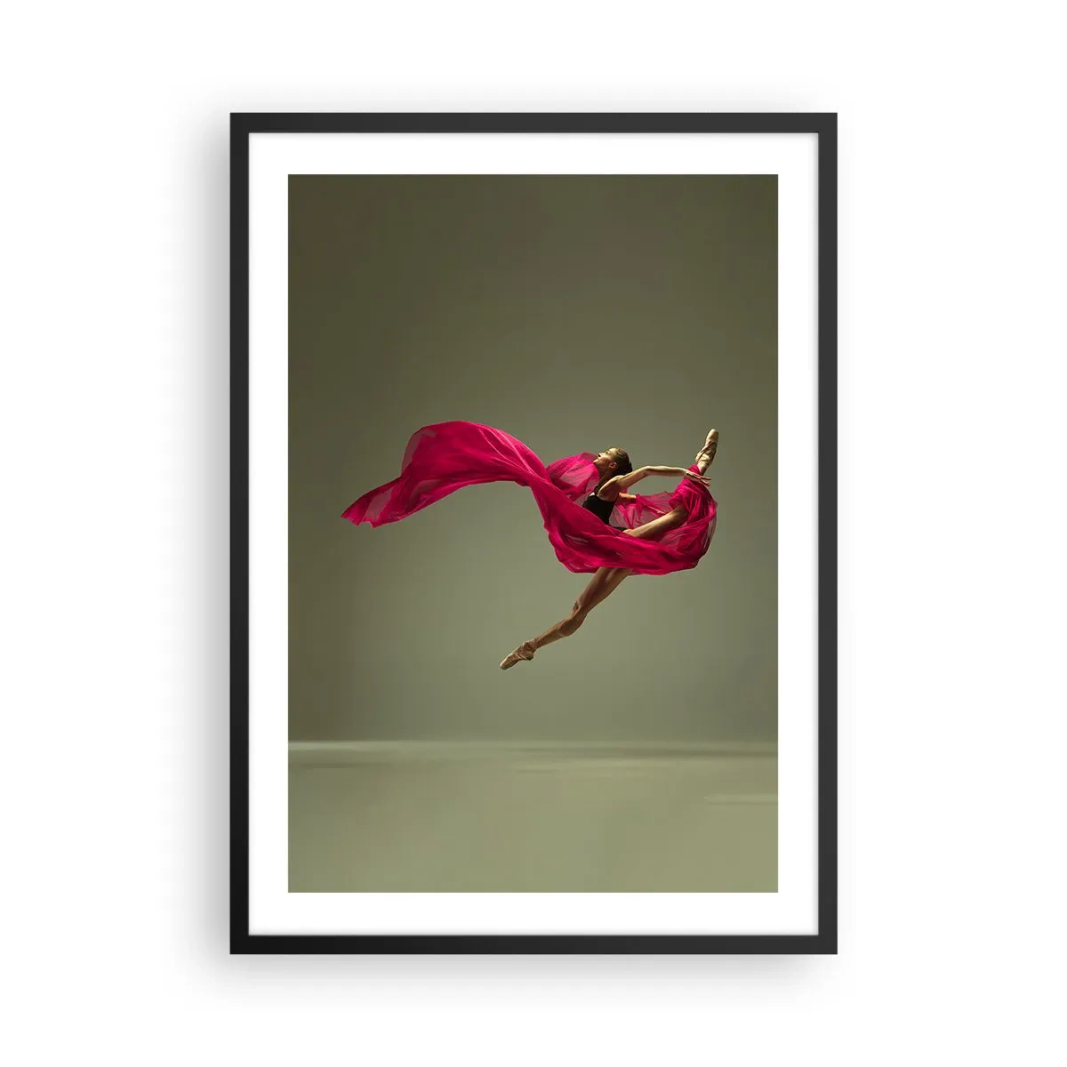 Poster in cornice nera - Una ballerina in tessuto rosso esegue un salto dinamico. - 50x70cm - Fiamma danzante - Decorazione murale moderna per soggiorno e camera da letto ARTTOR
