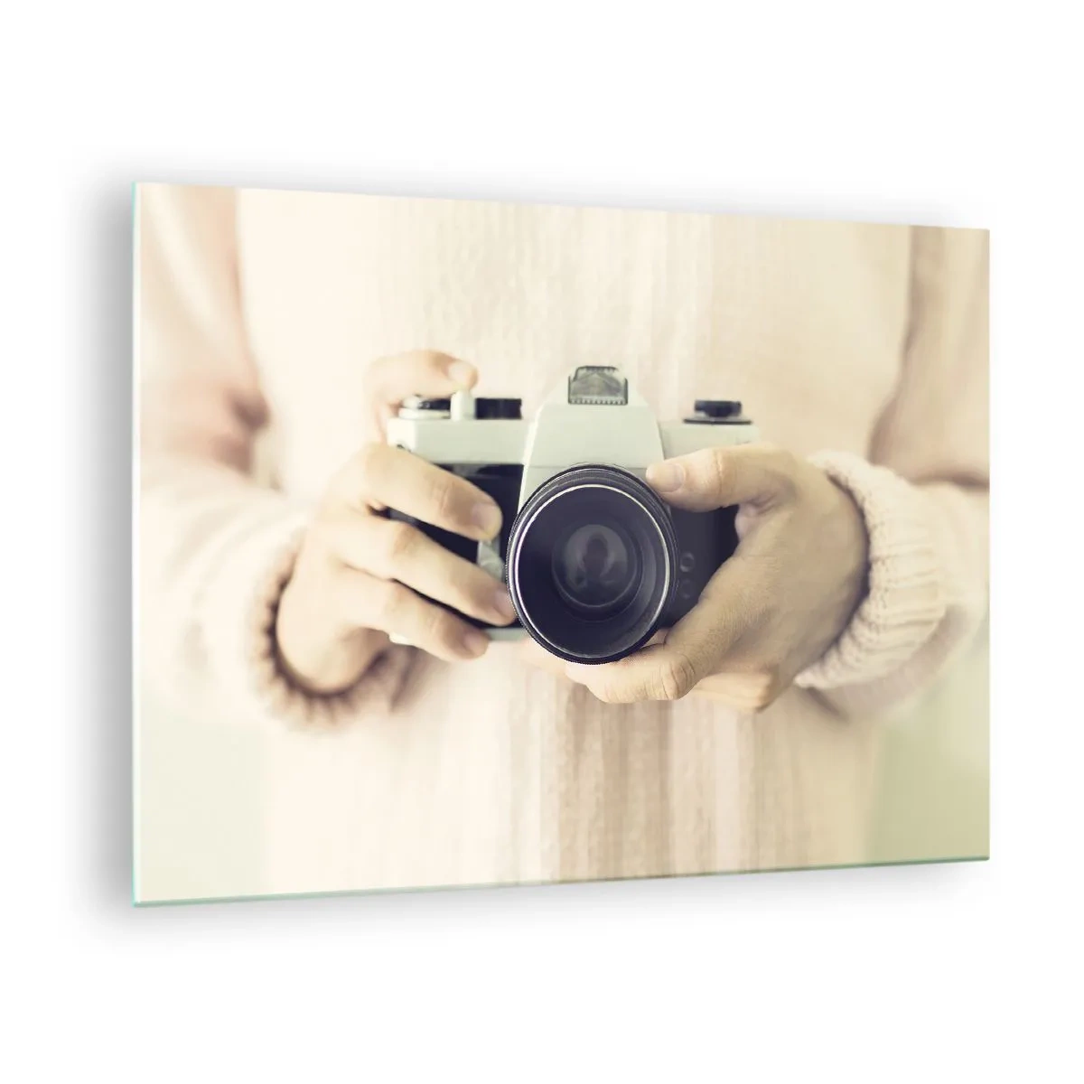 Quadro su vetro - Una persona che tiene in mano una macchina fotografica classica - 70x50cm - Per vedere meglio... - Decorazione murale moderna per soggiorno e camera da letto ARTTOR