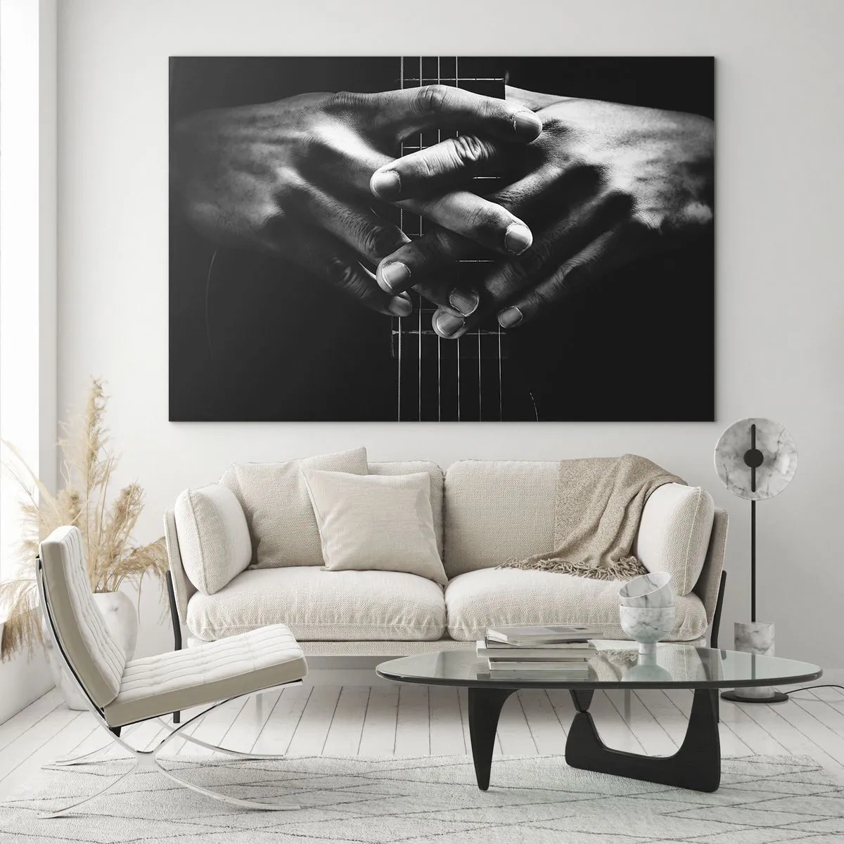 Quadro su vetro - Mani giunte appoggiate sul manico della chitarra in bianco e nero - 70x50cm - La preghiera dell'artista - Decorazione murale moderna per soggiorno e camera da letto ARTTOR