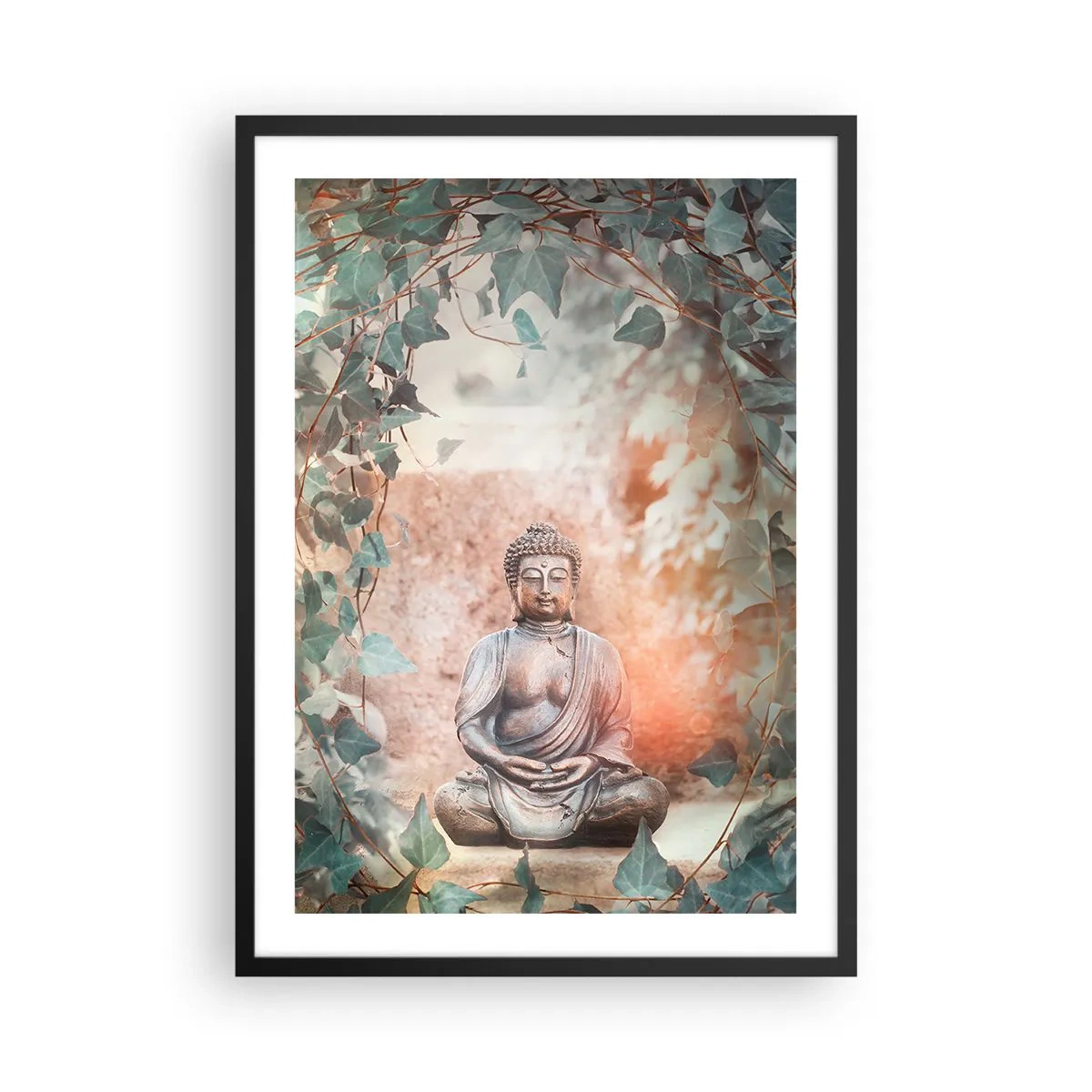 Poster in cornice nera - Una statua del Buddha circondata dall'edera in un'aura meditativa - 50x70cm - Gioiosa armonia - Decorazione murale moderna per soggiorno e camera da letto ARTTOR