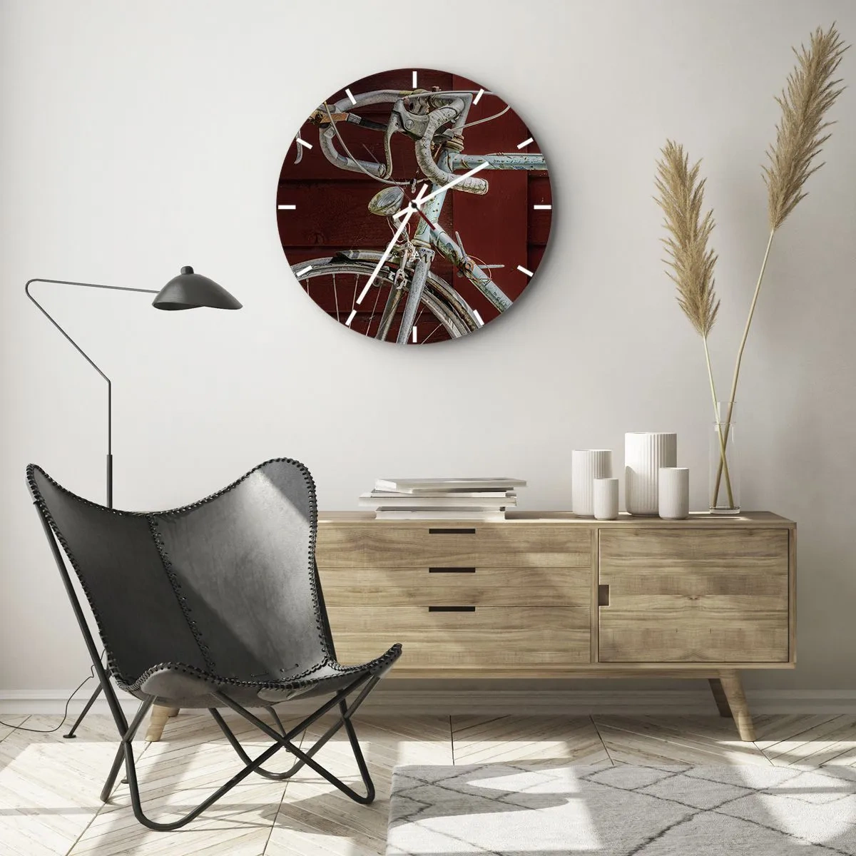 Orologio da parete - Orologio in Vetro - Primo piano di una bicicletta retrò su uno sfondo rosso - 30x30cm - Creata per la vittoria - Decorazione murale moderna per soggiorno, cucina e camera da letto ARTTOR