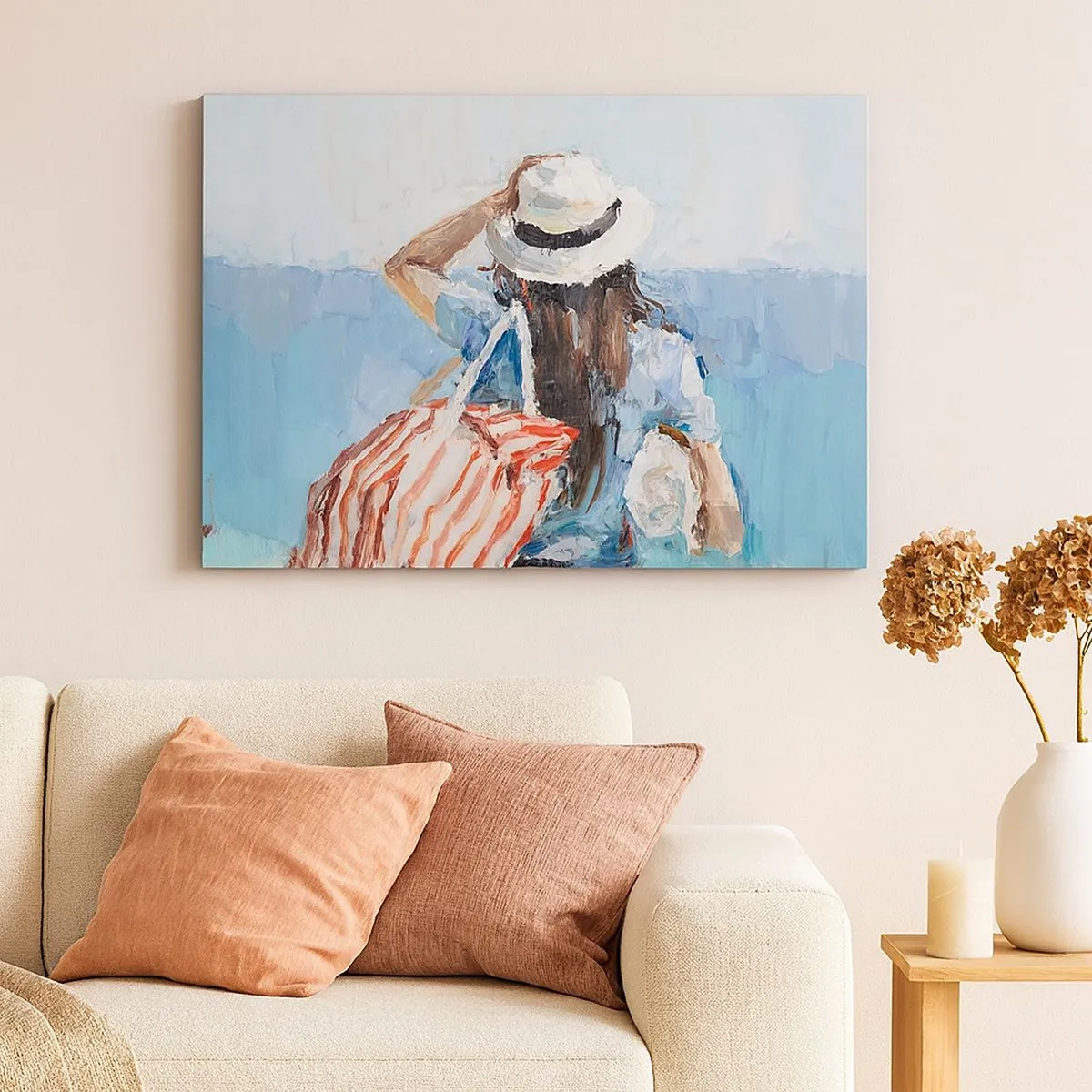 Quadro su tela - Stampe su Tela - Una donna con un cappello contro il mare blu - 70x50cm - Benvenuti in vacanza - Decorazione murale moderna per soggiorno e camera da letto ARTTOR
