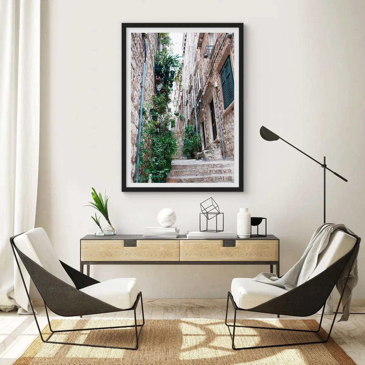 Poster in cornice nera - Una strada di pietra con vegetazione lussureggiante e scale - 50x70cm - Il fascino della città vecchia - Decorazione murale moderna per soggiorno e camera da letto ARTTOR