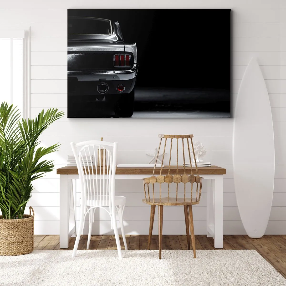 Quadro su tela - Stampe su Tela - Un'immagine in bianco e nero della parte posteriore di un'auto d'epoca su uno sfondo scuro. - 70x50cm - Il fascino del classico - Decorazione murale moderna per soggiorno e camera da letto ARTTOR
